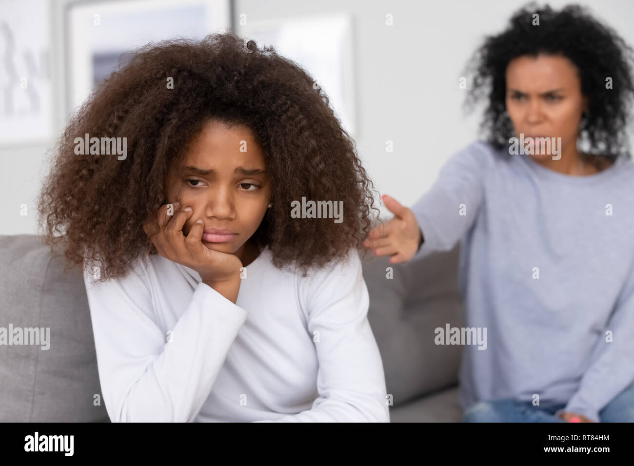 Wütend afrikanische Mutter beschuldigen Schelte jugendlich Tochter Stockfoto