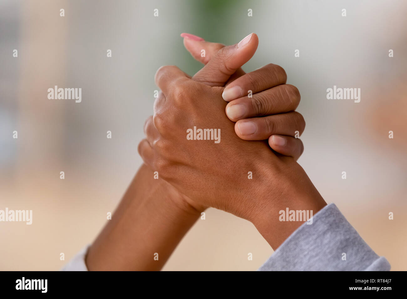 Nahaufnahme der afrikanischen Frauen im Arm Wrestling Stockfoto