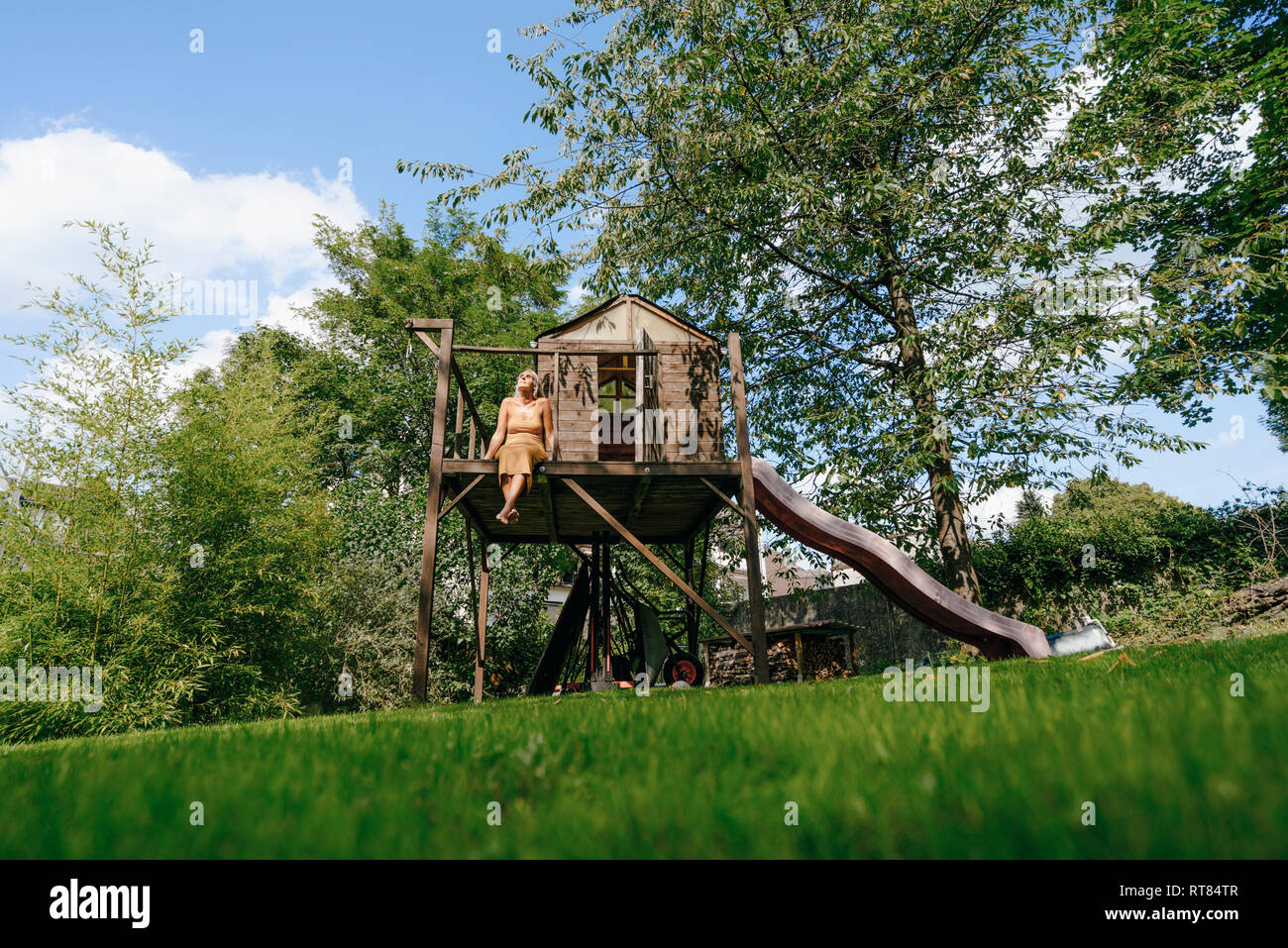 Frau Vor Baumhaus Im Garten Stockfoto Bild 238665975 Alamy
