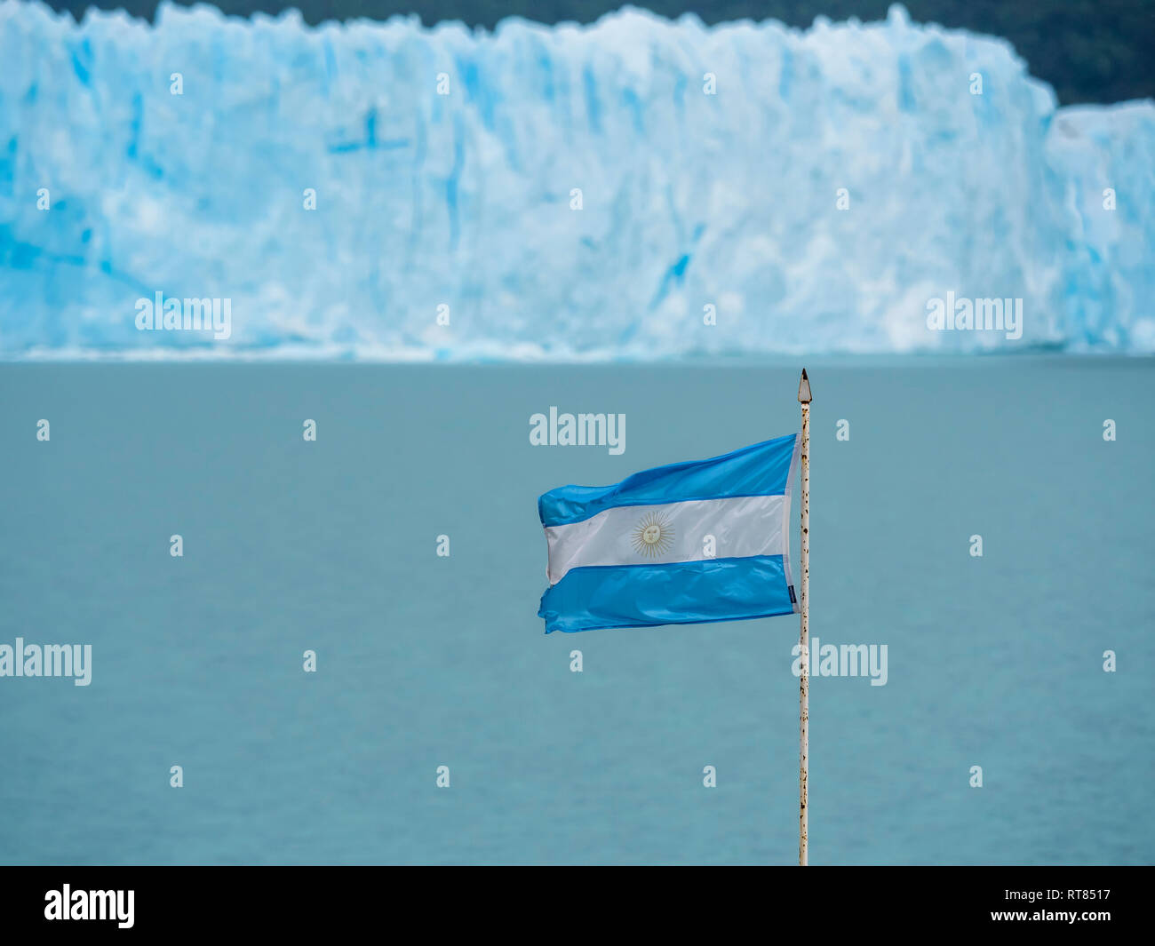 Argentinien, Patagonien, El Calafate, argentinischer Flagge mit Gletscher Perito Moreno im Hintergrund Stockfoto