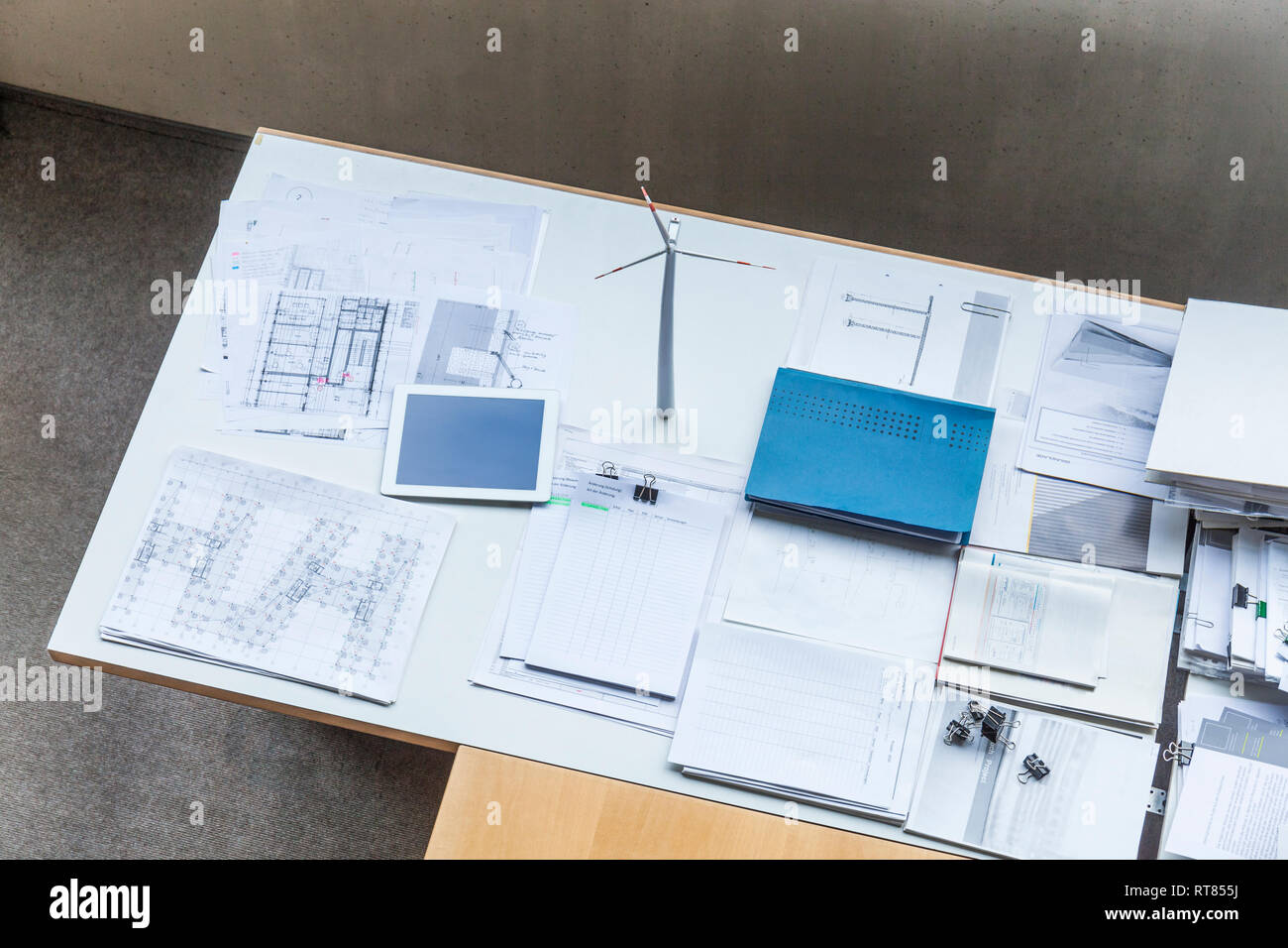 Wind Turbine Modell, Baupläne und Tablet auf Tisch im Büro Stockfoto