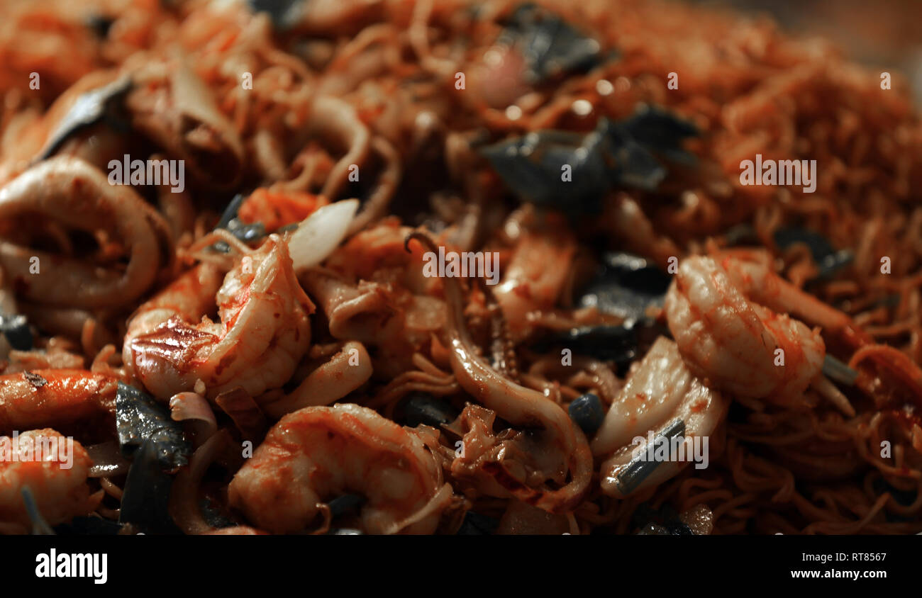 Gegrillte und gebratene Tintenfische Meeresfrüchte auf einem Markt in Asien Abschaltdruck Stockfoto