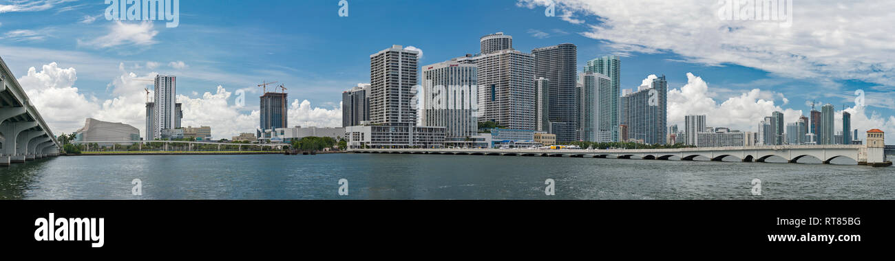 Vereinigte Staaten von Amerika, Florida, Miami, Downtown, Wolkenkratzer und Brücken in Miami Downtown, vom Wasser aus gesehen Stockfoto
