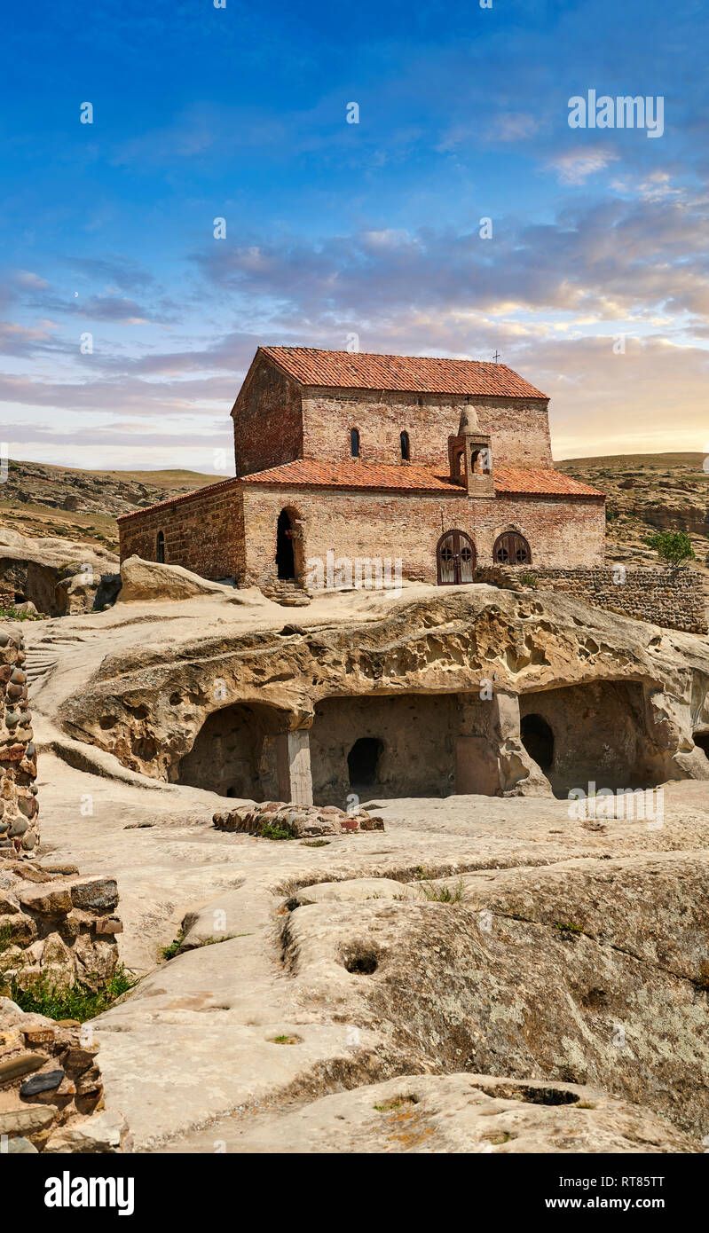 Bild-und-Bild der mittelalterlichen christlichen Basilika, Uplistsikhe (Herren Festung) troglodyte Cave City, in der Nähe von Gori, Shida Kartli, Georgia. Weltkulturerbe der UNESCO Stockfoto