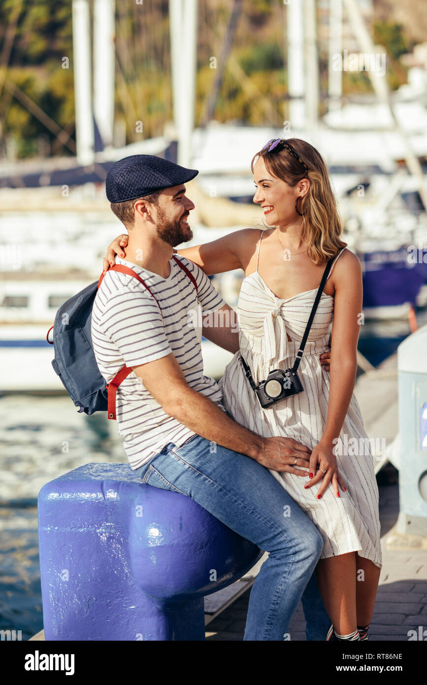 Spanien, Andalusien, Malaga, gerne mit touristischen Paar eine Pause am Hafen Stockfoto