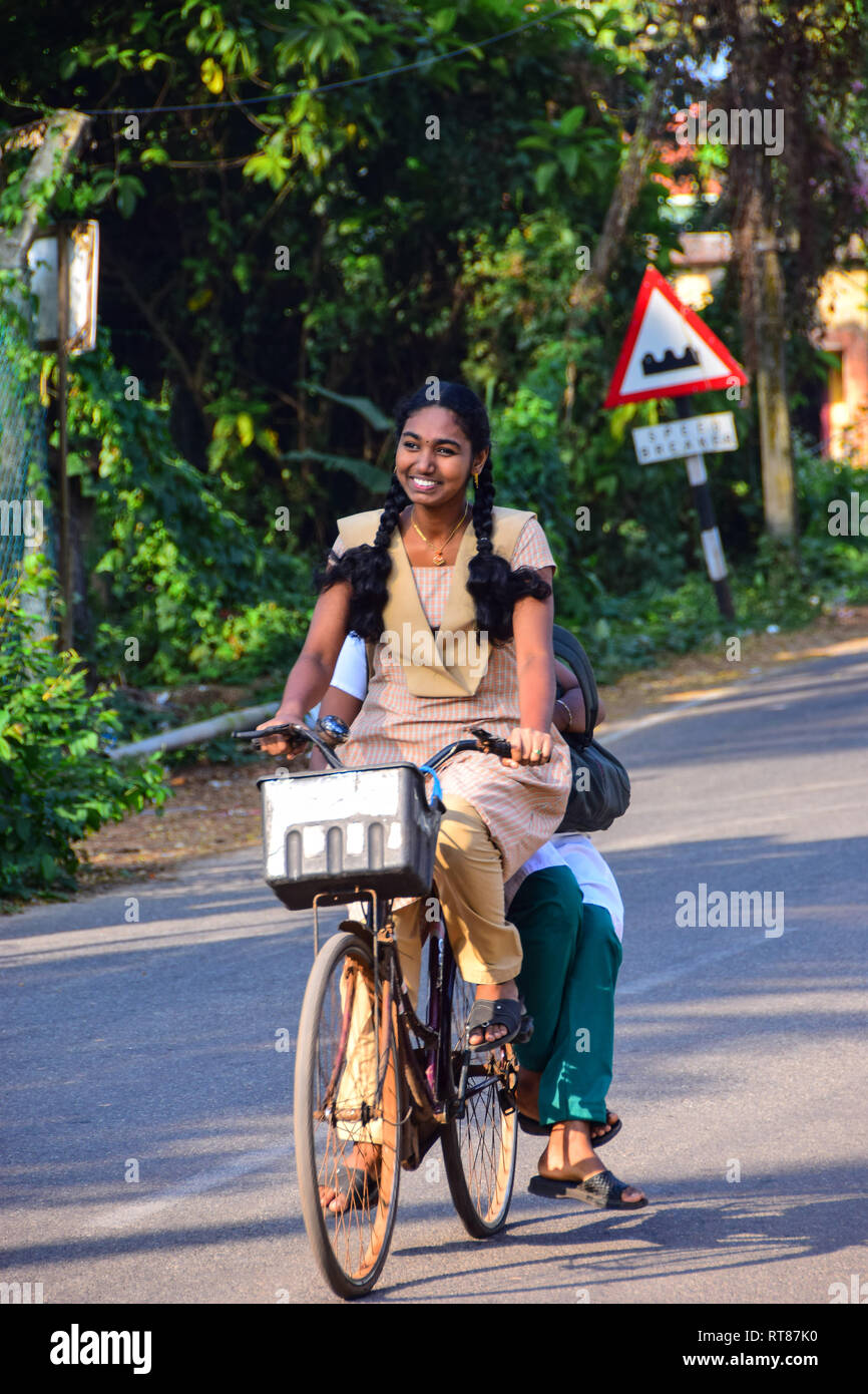 Indische Mädchen auf dem Fahrrad, Alappuzha, Trivandrum, Kerala, Indien Stockfoto