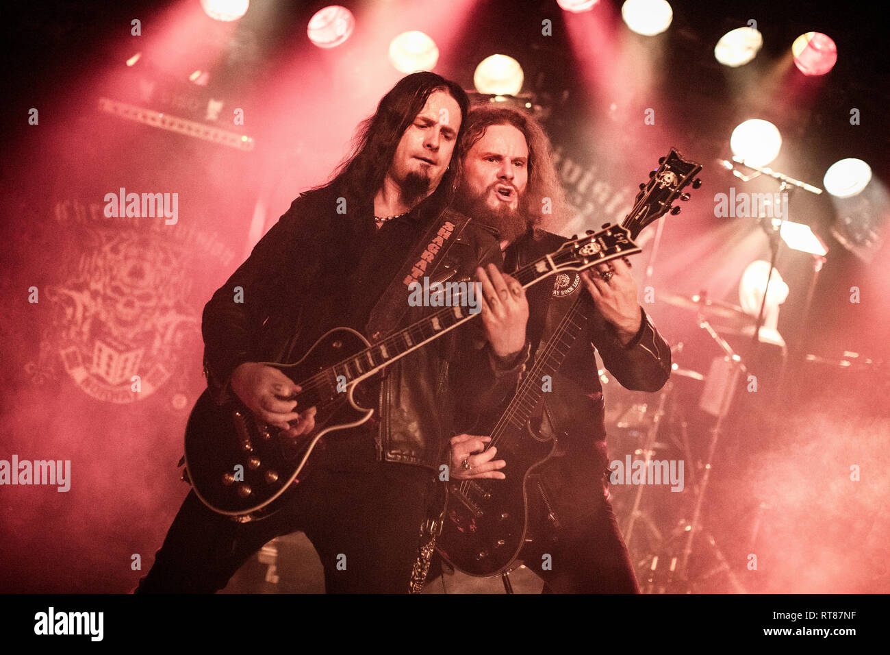 Norwegen, Oslo - Februar 8, 2019. Die norwegische heavy metal band Chrom Abteilung führt ein Live Konzert von John Dee in Oslo. Hier Gitarristen Kjell Aage Karlsen (R) und Stian Thoresen Tomt (L) werden live auf der Bühne gesehen. (Foto: Gonzales Foto - Terje Dokken). Stockfoto