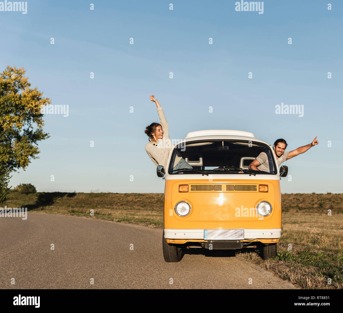 Glückliches Paar winken und Jubeln aus Ihren Camper, Spaß auf Ihrer Reise Stockfoto