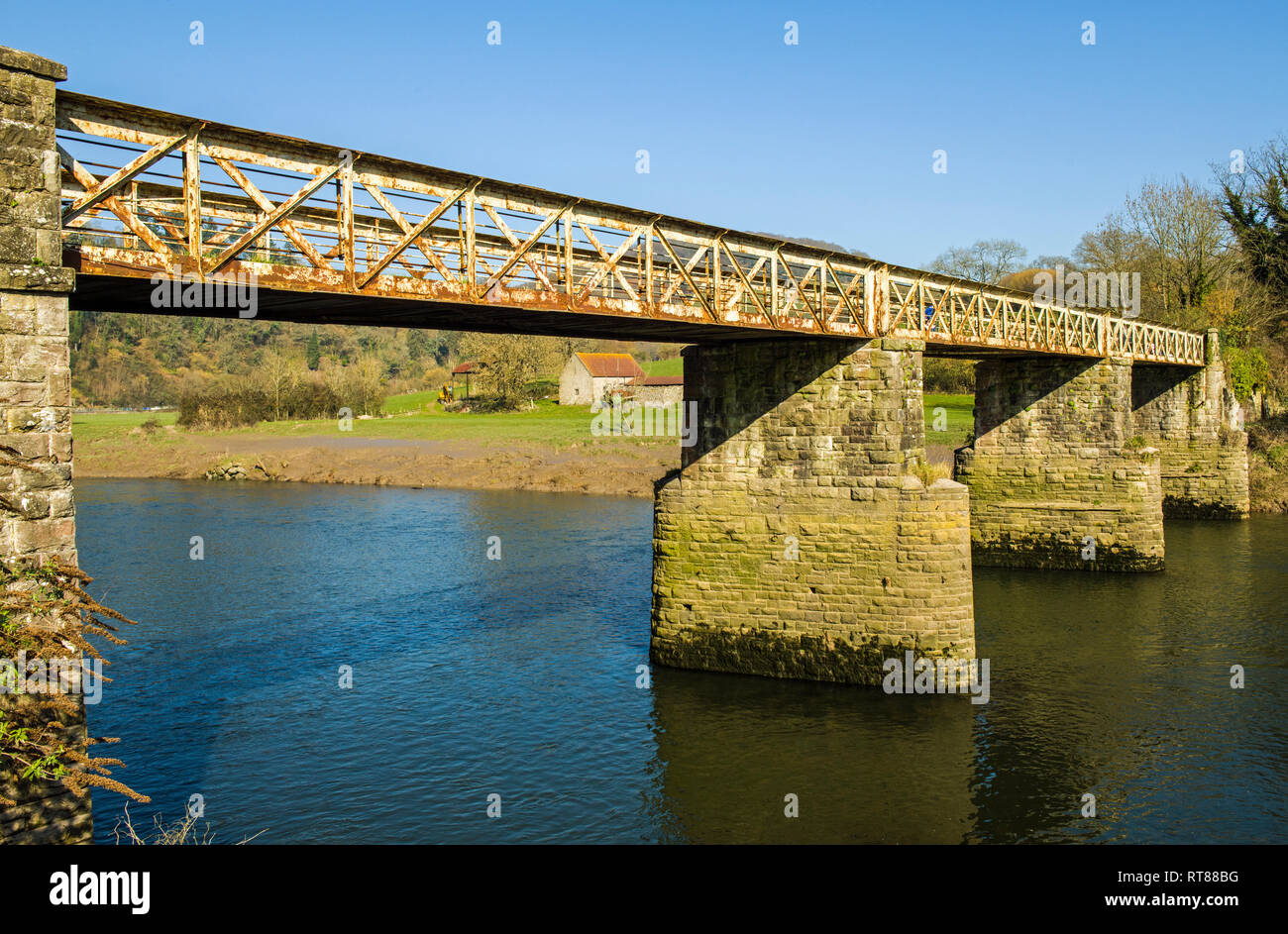 Die alten stillgelegten Eisenbahnbrücke, Tintern Wye Valley Monmouthshire. Es ist jetzt ein öffentlicher Weg. Das Wye hier bildet die Grenze zwischen England und Wales. Stockfoto