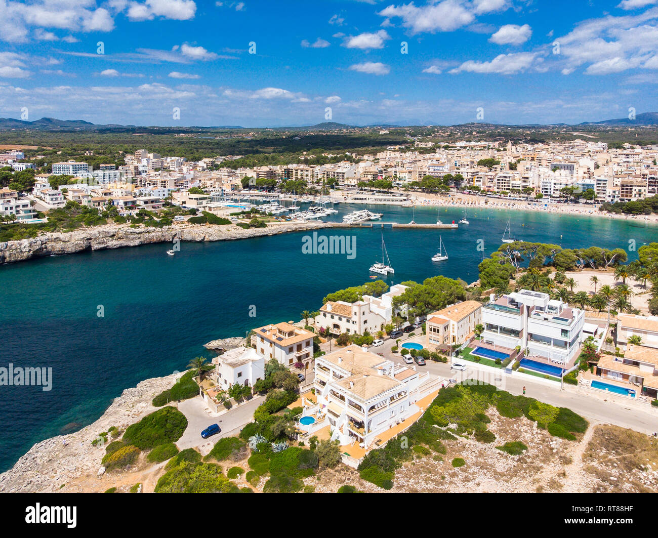 Spanien, Balearen, Mallorca, Porto Cristo, Cala Manacor, Küste mit Villen und natürlichen Hafen Stockfoto