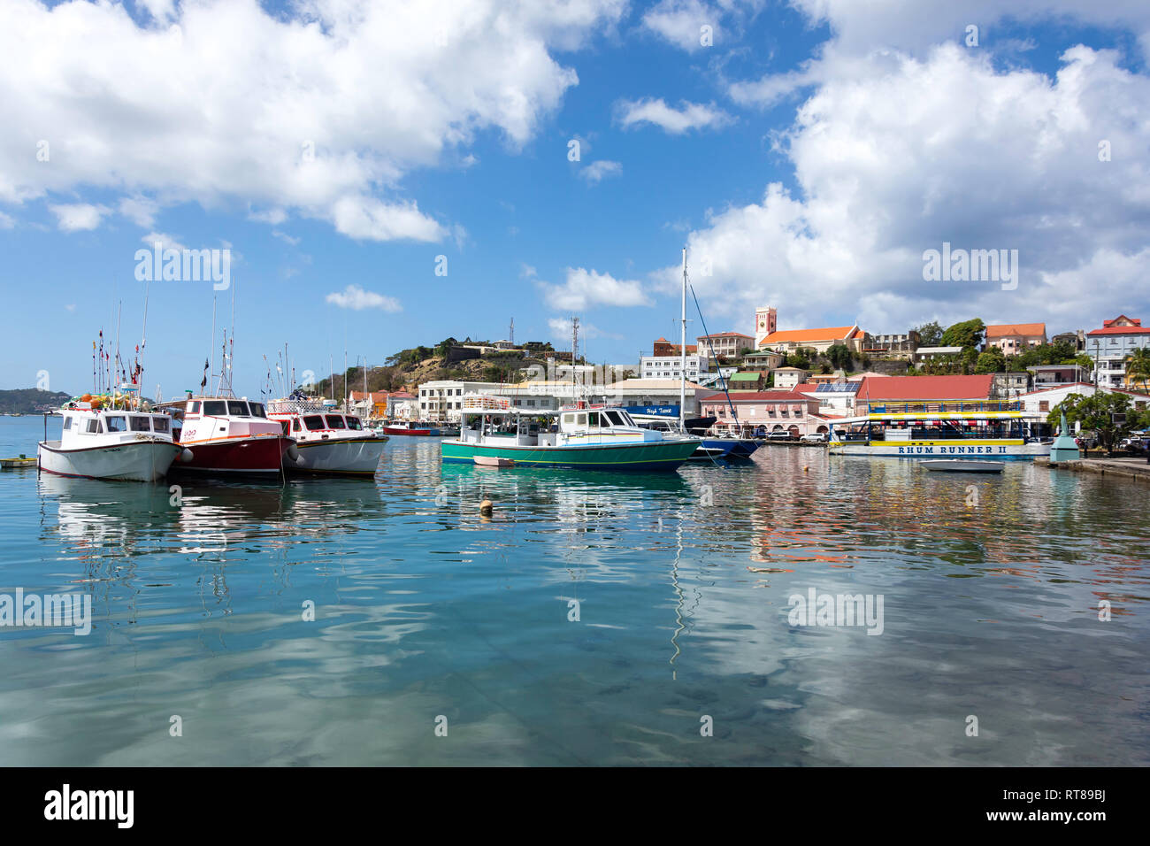 Fischerboote im Hafen Carenage, St. George's, Grenada, Kleine Antillen, Karibik Stockfoto