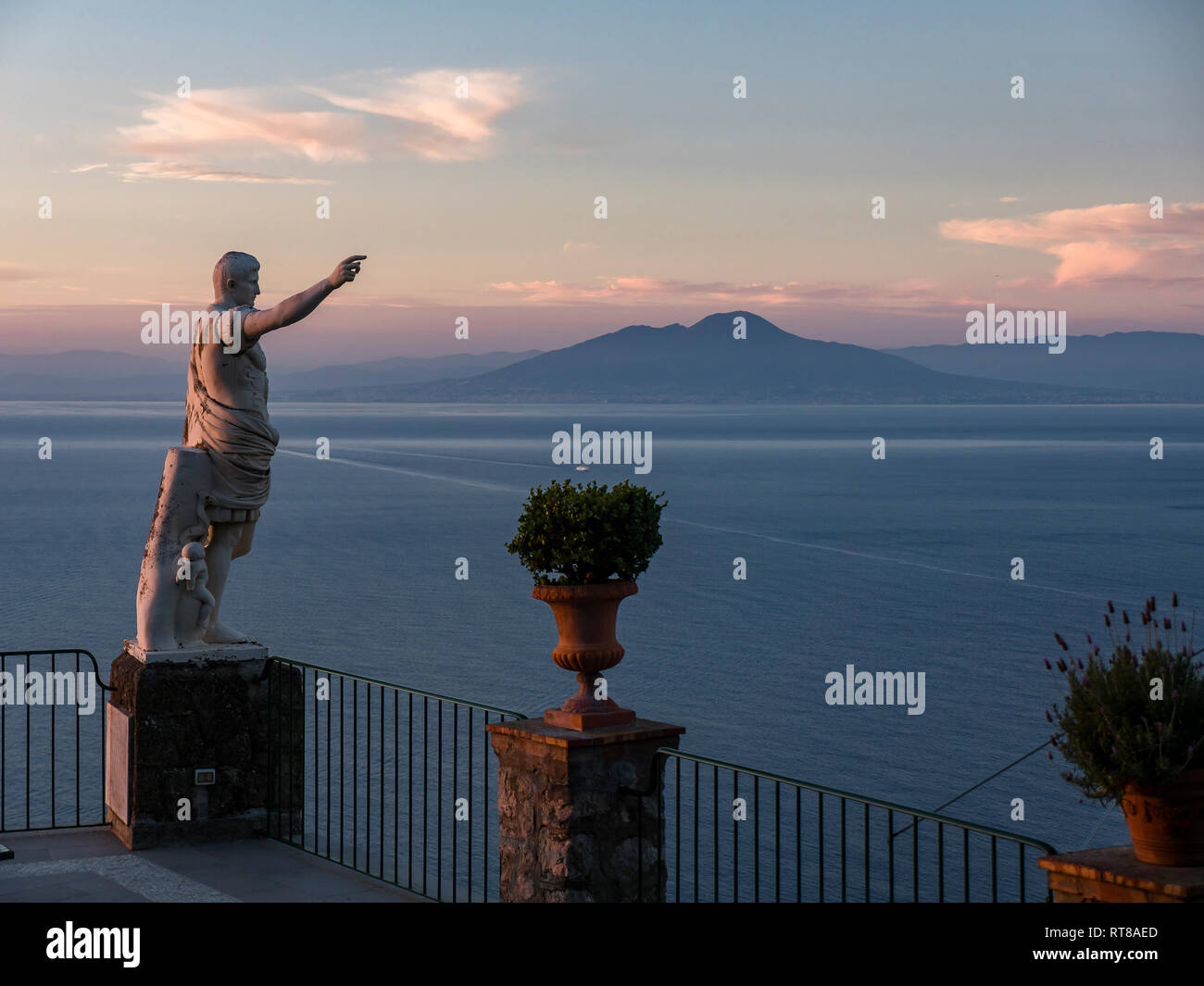 Italien, Kampanien, Capri, Golf von Neapel, Statue und Vesuv im Hintergrund Stockfoto