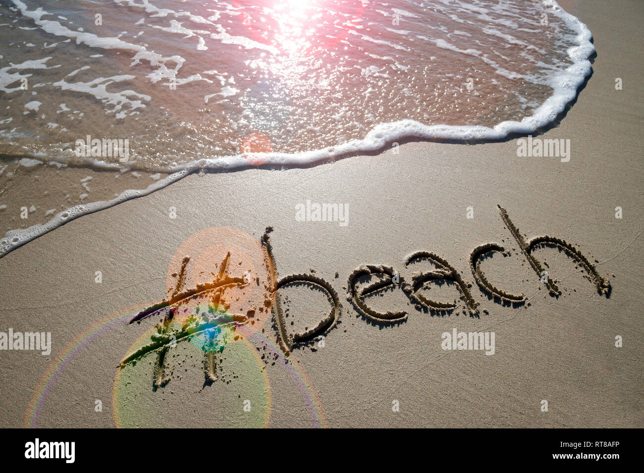 Moderne Nachricht für den Strand mit einem Social Media - freundliche hashtag in glatten Sand geschrieben mit ankommenden Welle Stockfoto