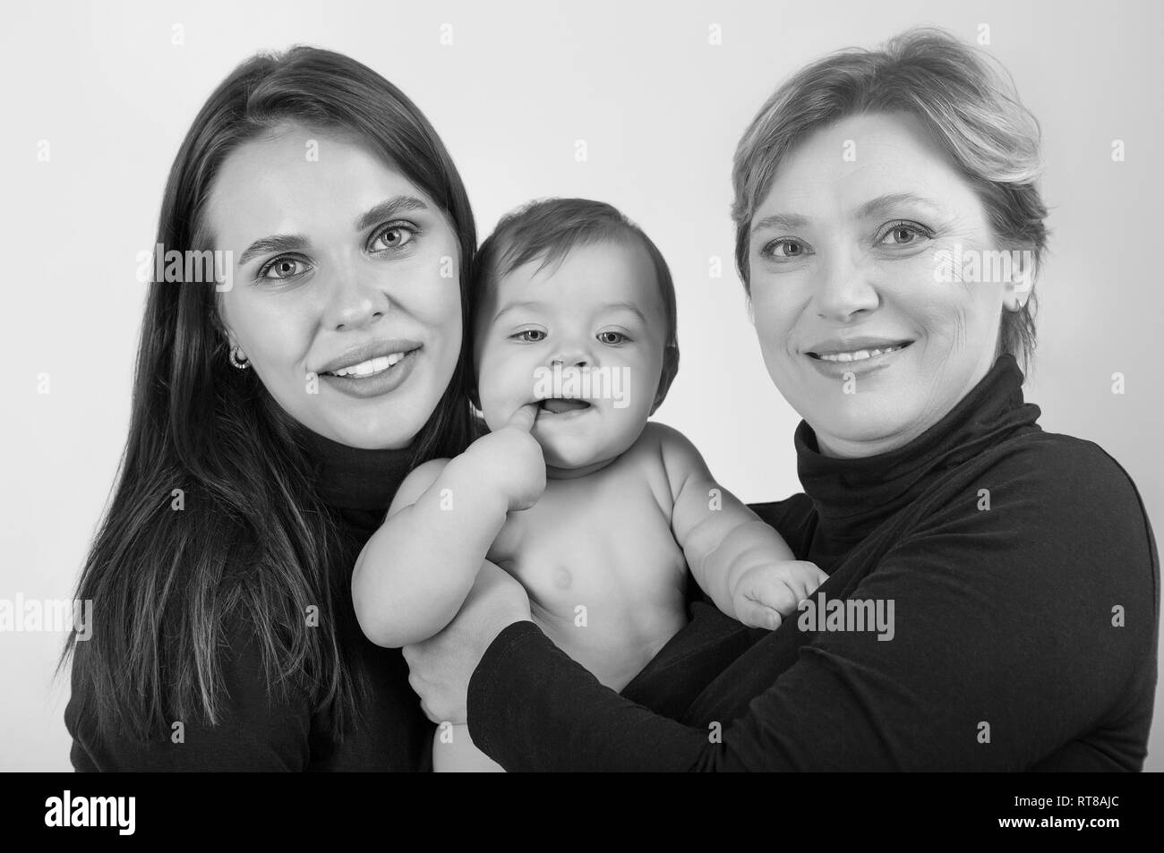 Großmutter, Tochter und Enkelin auf weißem Portrait, happy family Konzept. Schwarz und Weiß Stockfoto