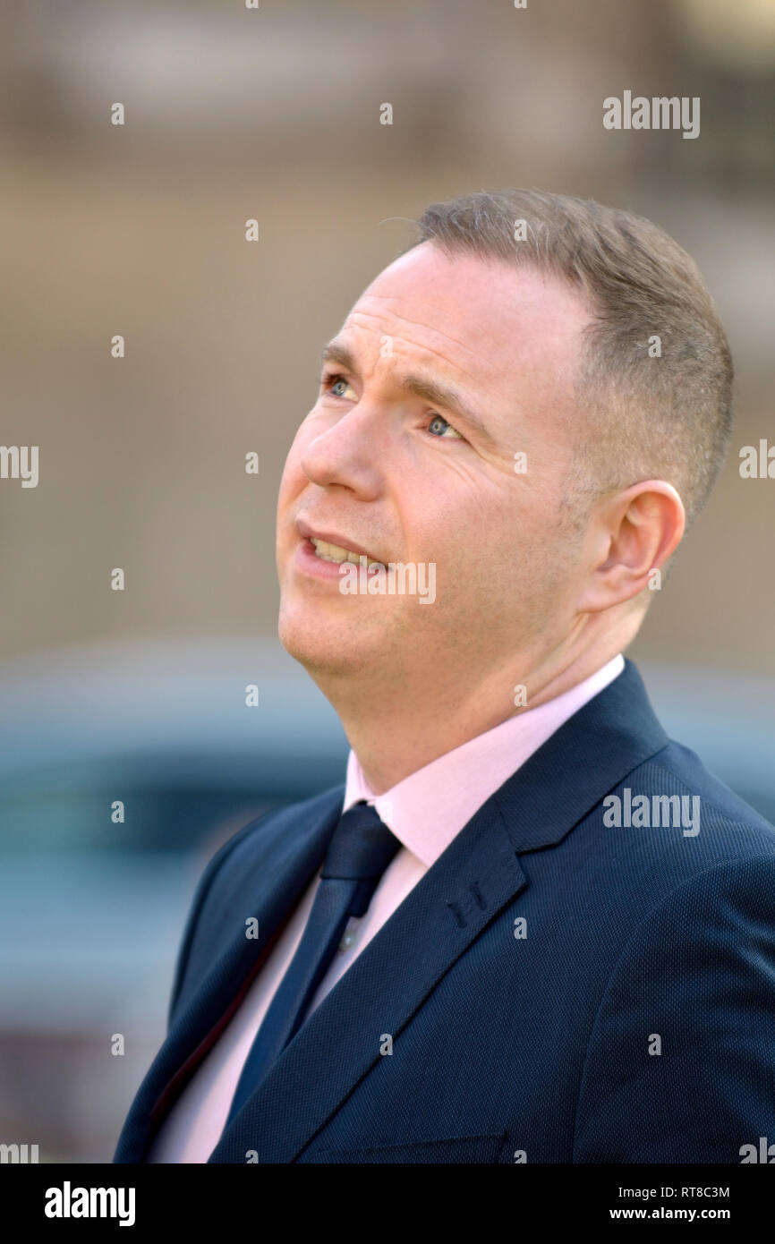 Chris Hazzard MP (Sinn Féin: Süden unten) auf College Green, Westminster, Feb 2019 interviewt Stockfoto