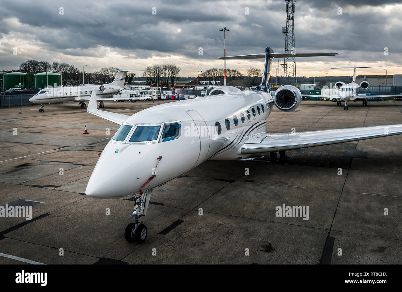 Business Jet Flugzeuge auf dem Vorfeld der Flughafen Luton, England. Stockfoto