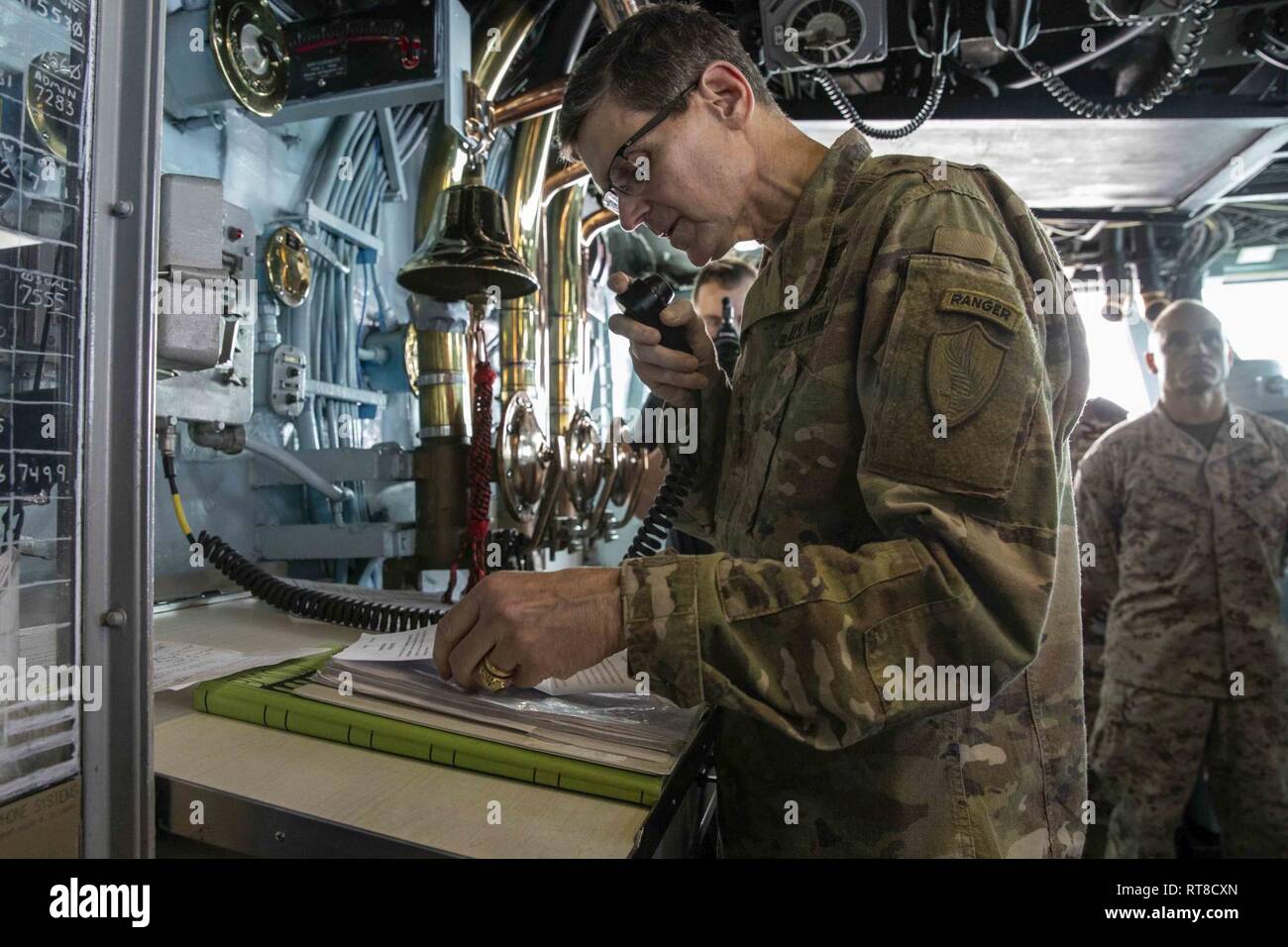 5. US-Flotte EINSATZGEBIET (Jan. 25, 2019) Armee Gen. Joseph L. Votel, Commander, U.S. Central Command, Adressen der Crew der Wasp-Klasse amphibisches Schiff USS Kearsarge (LHD 3) über das allgemeine System für Durchsagen an Bord von kearsarge's Pilot House. Kearsarge ist das Flaggschiff der Kearsarge amphibische Gruppe und bereit, mit der begonnen 22 Marine Expeditionary Unit, ist in die USA 5 Flotte Bereich der Maßnahmen zur Unterstützung der Marine im Einsatz für die Stabilität und Sicherheit in der Region zu gewährleisten und verbindet das Mittelmeer und den Pazifischen Raum durch die wir Stockfoto