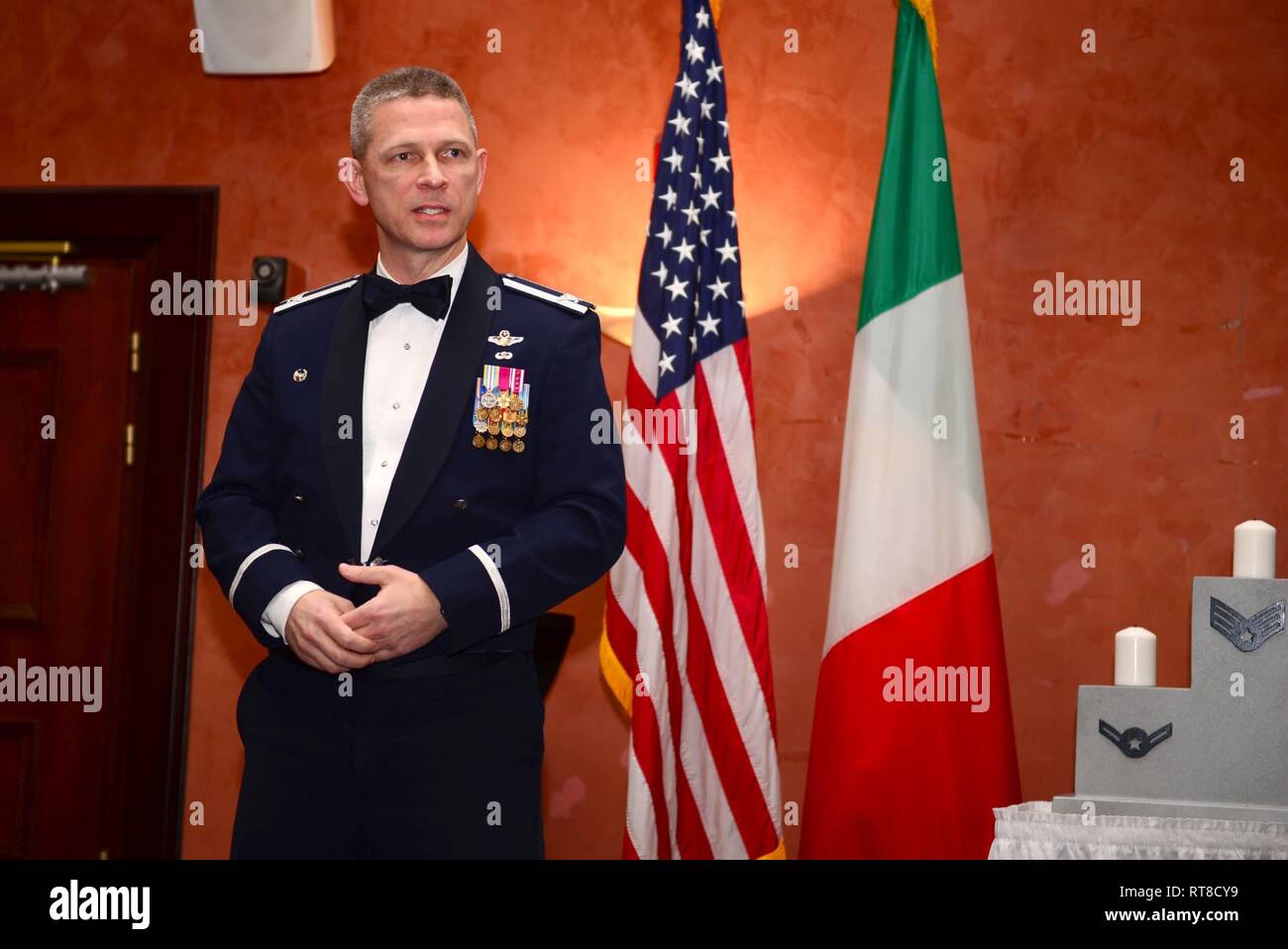 Us Air Force Colonel Britt Hurst, 39th Air Base Wing Commander, spricht mit Chief Master Sergeant wählt über ihre Verwirklichung in Aviano Air Base, Italien, Jan. 25, 2019. 39. ABW wählt kam zu Aviano, so dass sie mit ihren Familien feiern konnten. Stockfoto