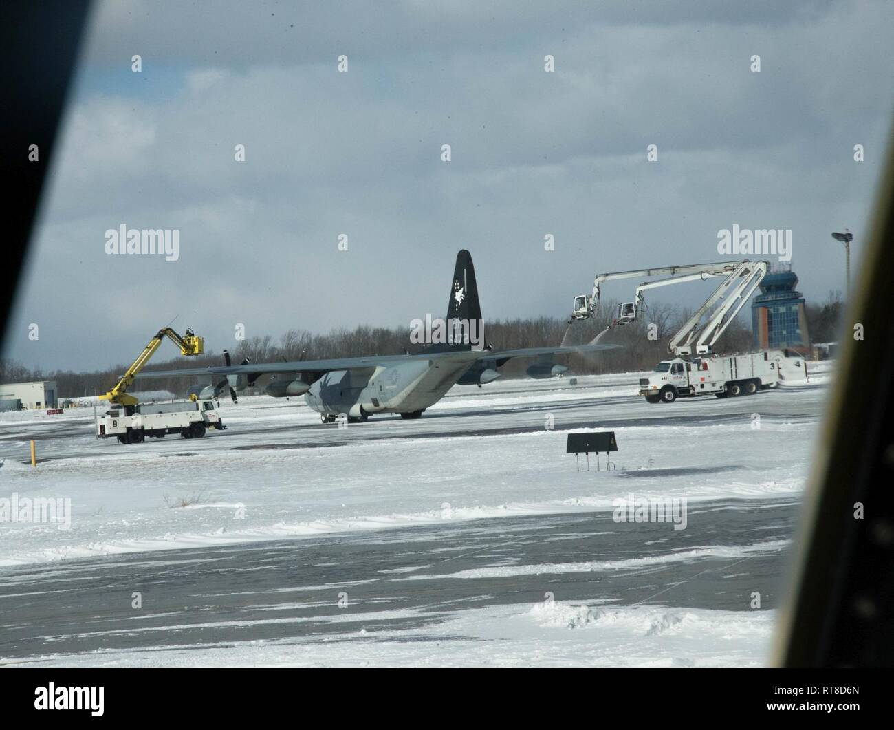 Eine KC-130J Super Hercules auf Marine Antenne Refueler Transport Squadron (VMGR) 252 Entfrosterschalter seine Flügel an der Canadian Forces Base Trenton, Ontario, Kanada, Jan. 25, 2019 zugeordnet. VMGR-252 ist die Durchführung einer Übung in Kanada, für kaltes Wetter Ausbildung und das Bodenpersonal in die Zertifizierung. VMGR-252 ist eine untergeordnete Einheit für Marine Flugzeuge Gruppe 14, 2. Marine Flugzeugflügel. Stockfoto