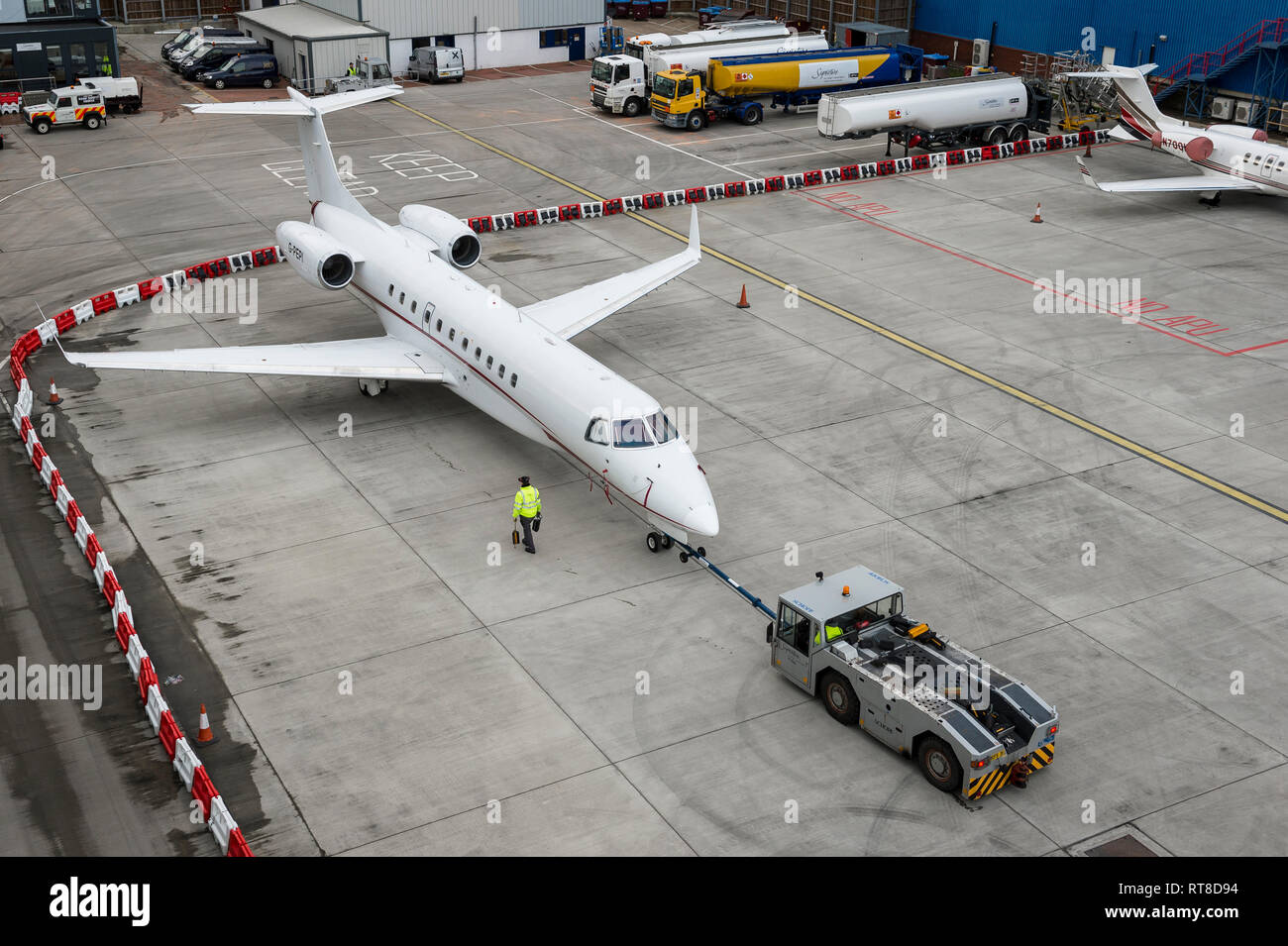 Business Jet, gesteuert von einem Schlepper in Luton, England. Stockfoto