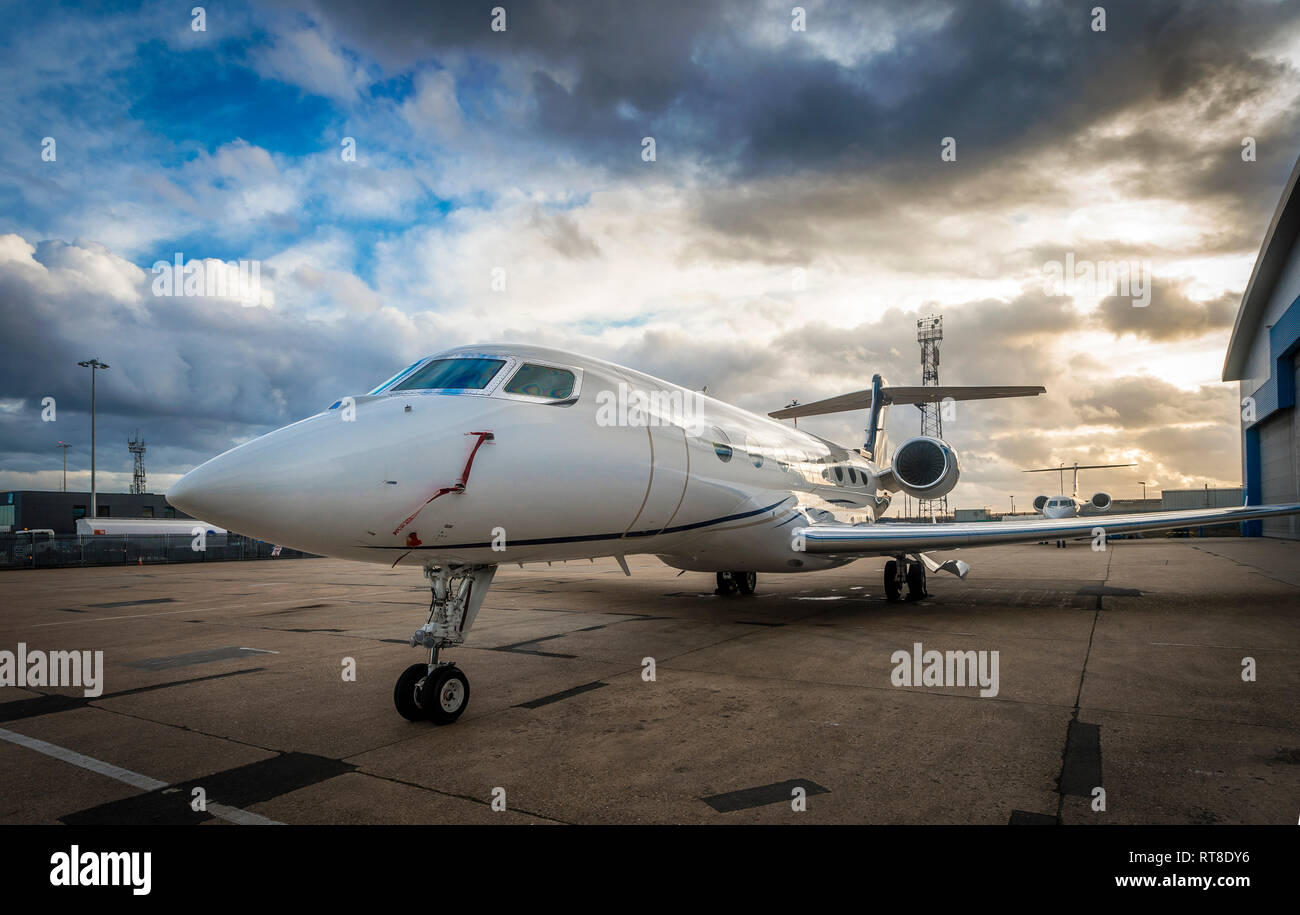 Business Jet Flugzeuge auf dem Vorfeld der Flughafen Luton, England. Stockfoto