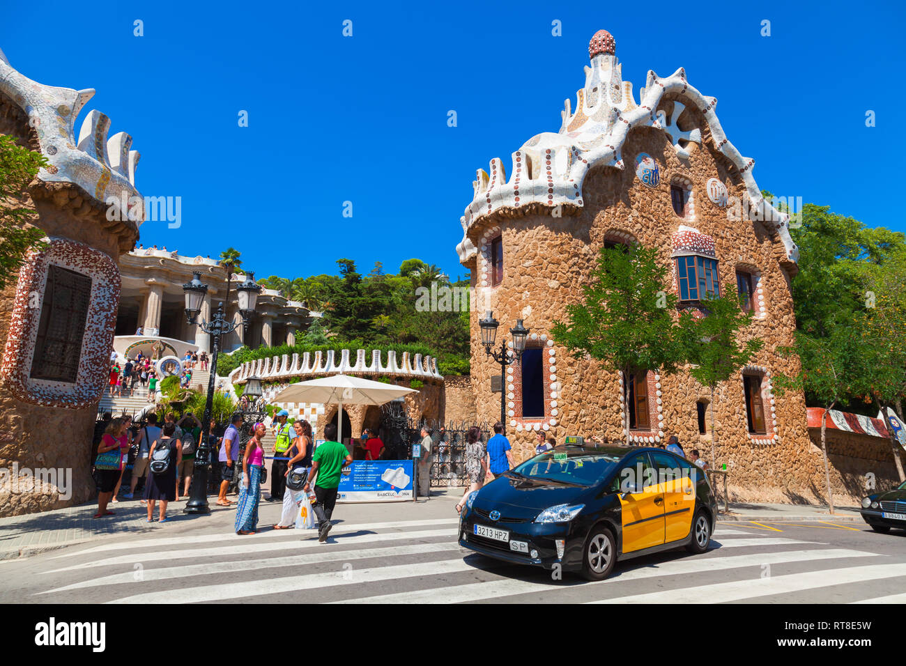 Barcelona, Spanien - 26. August 2014: Touristen am Haupteingang des Park Güell Stockfoto