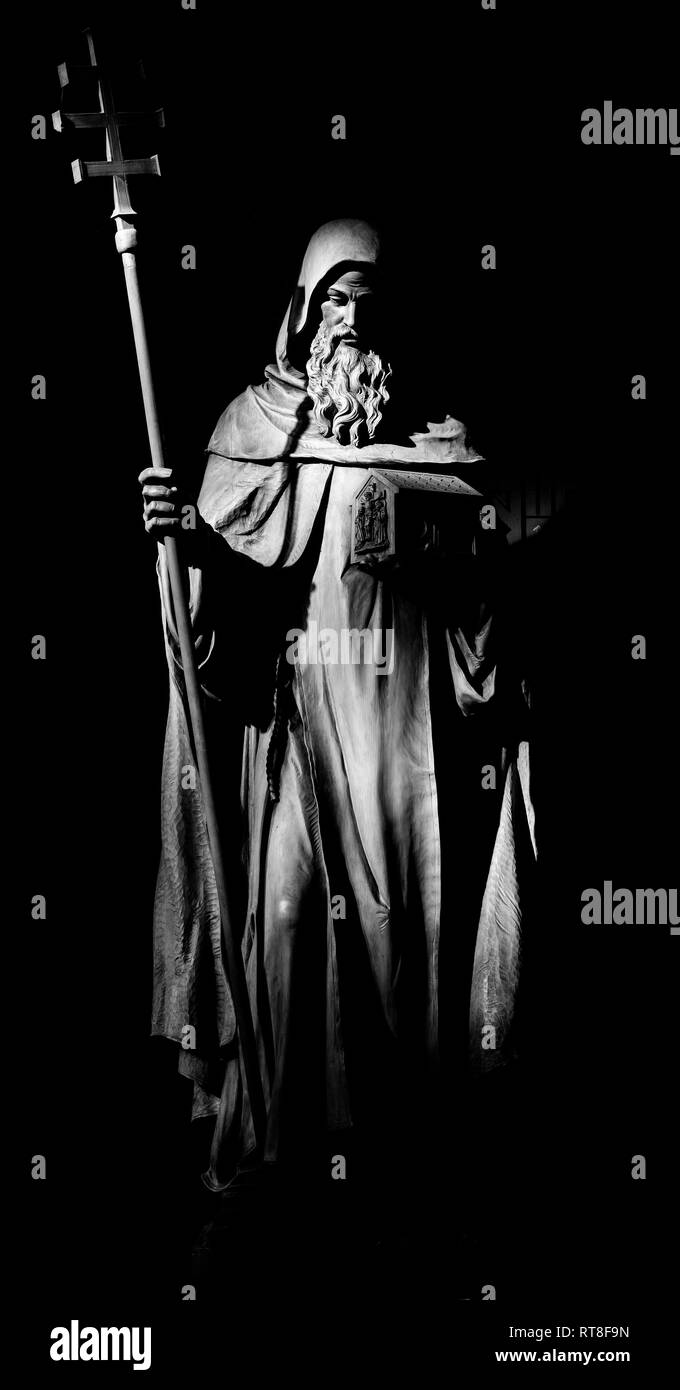 Prag, tschechische Republik - 17. Oktober 2018: Die geschnitzte Statue des hl. Cyrill in der Kirche Svatého Cyrila Metodeje von Bretislav Kafka (1891 - 1967). Stockfoto