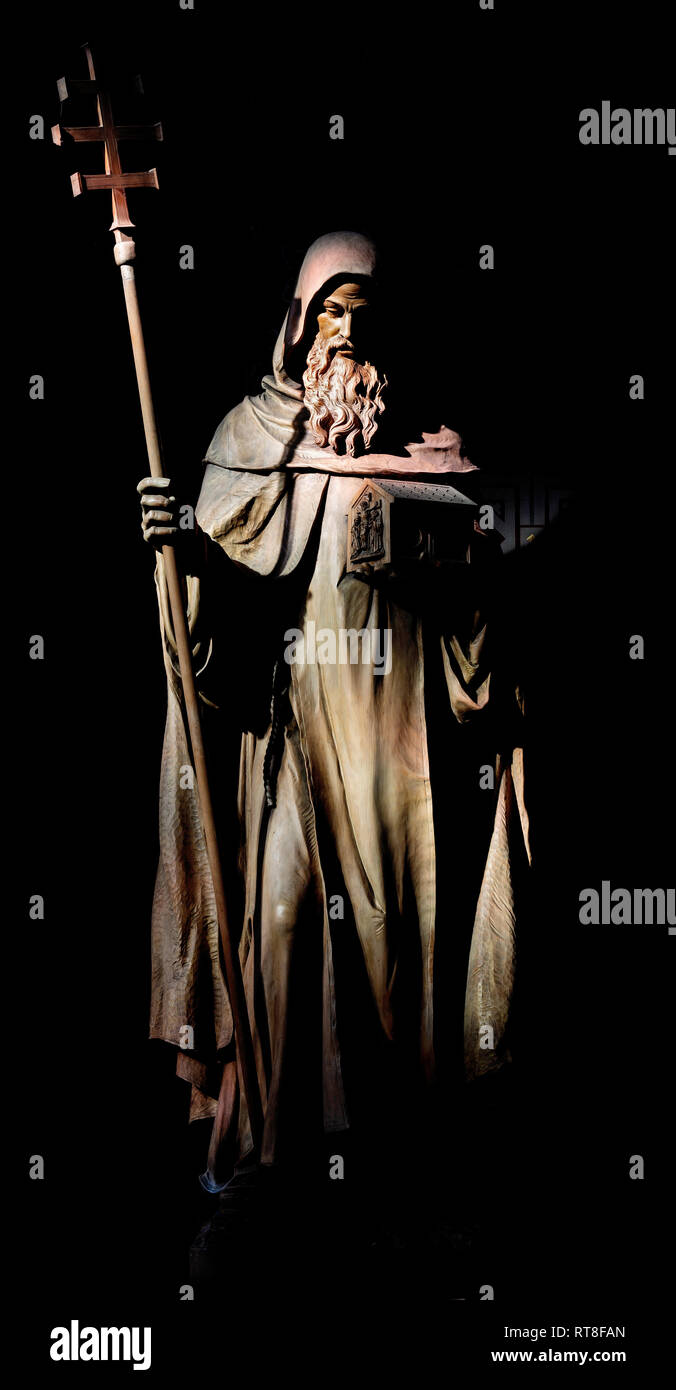 Prag, tschechische Republik - 17. Oktober 2018: Die geschnitzte Statue des hl. Cyrill in der Kirche Svatého Cyrila Metodeje von Bretislav Kafka (1891 - 1967). Stockfoto