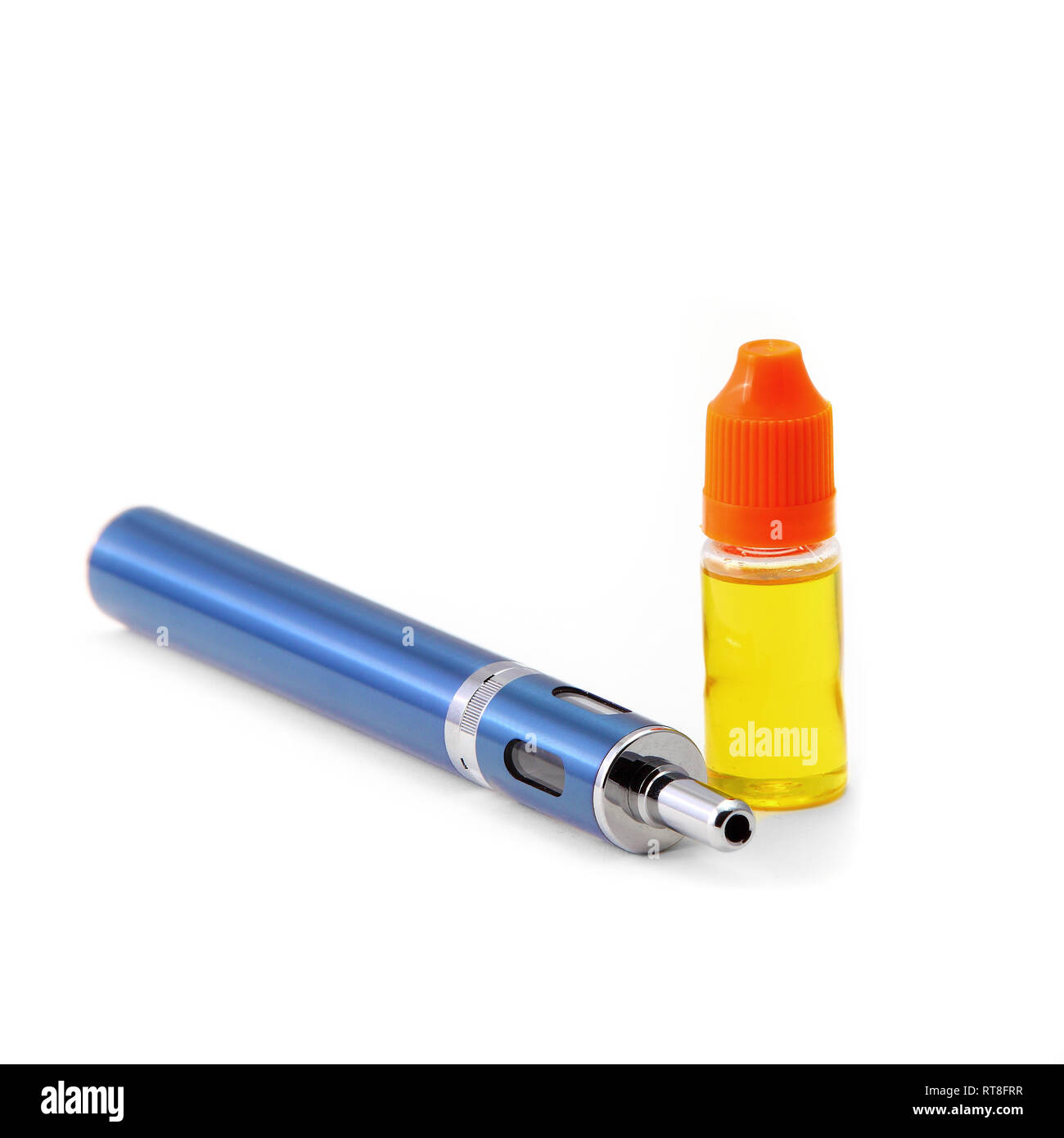 E-Zigarette, daneben ist eine 10-ml-Flasche mit E-Liquid Stockfoto