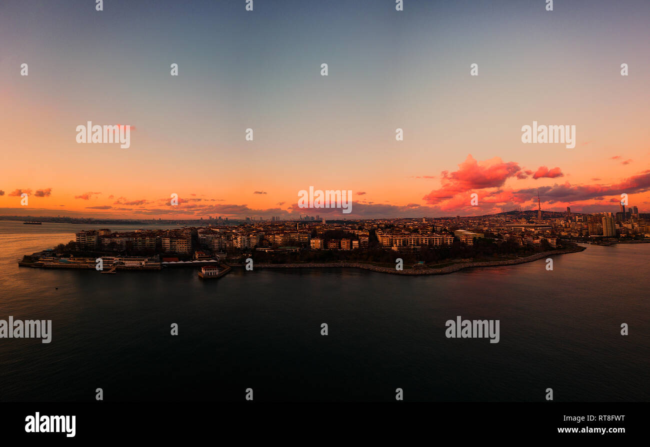 Panoramablick von Kadiköy Bezirk in Istanbul. Halbinsel anzeigen. Sonnenuntergang. Stockfoto