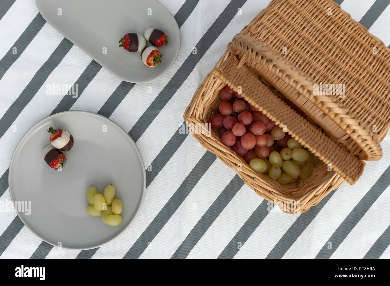 Flach Picknick mit Erdbeeren und Trauben Stockfoto