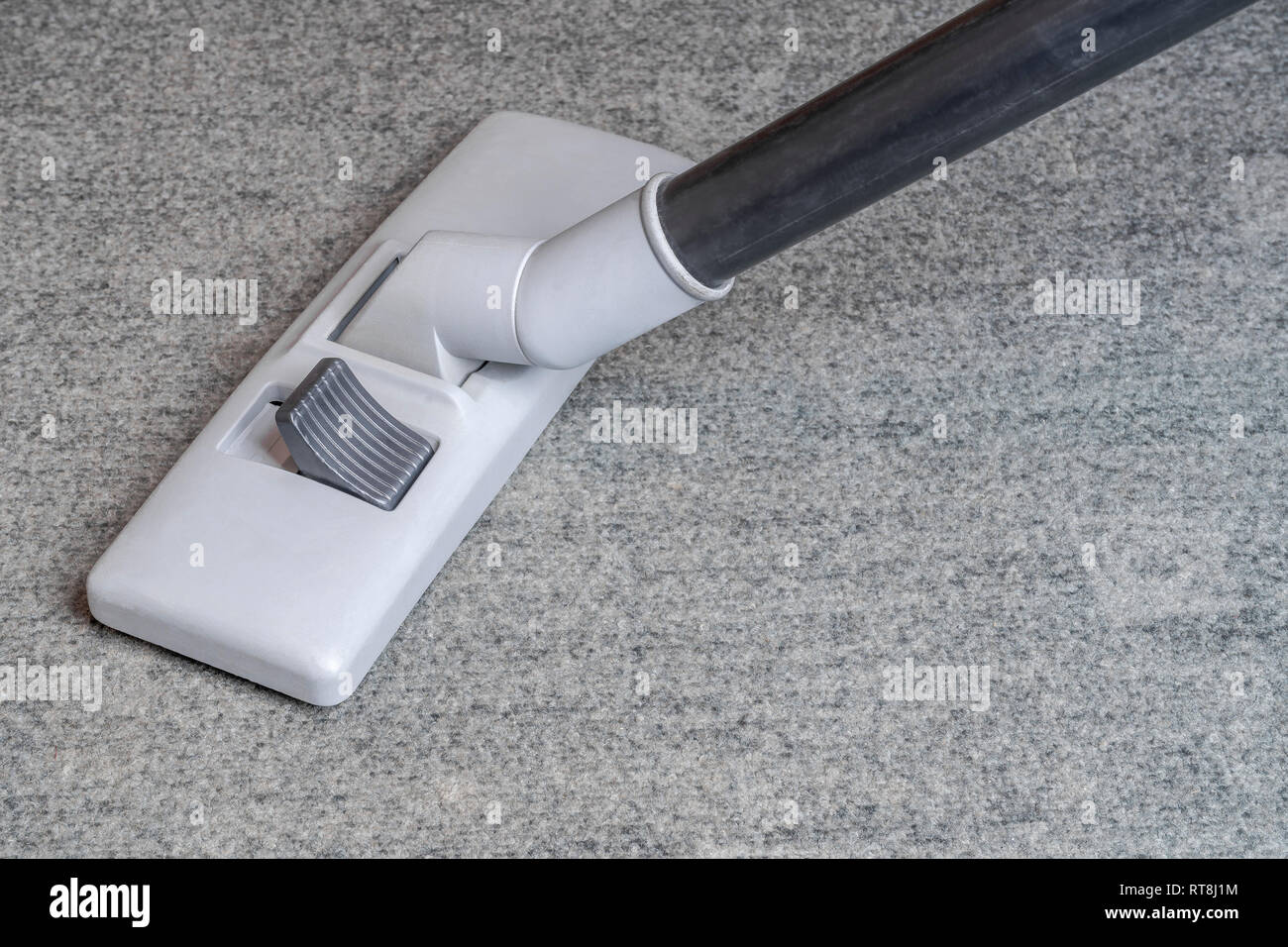 Grau Schwarz getrunken Staubsauger auf dem Teppich unter dem Sog Winkel Stockfoto