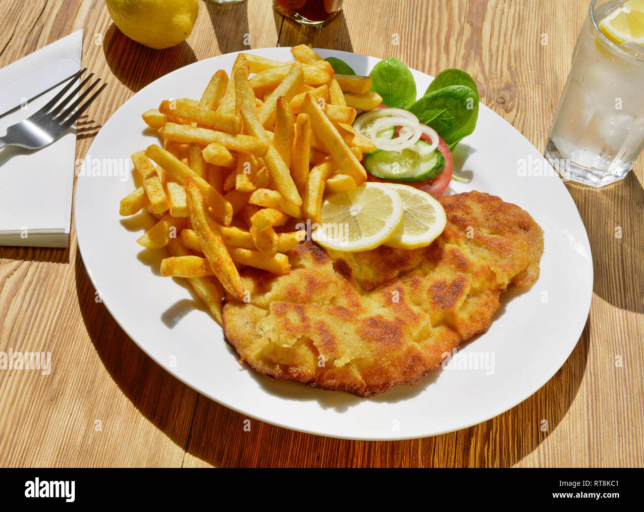 Schnitzel mit pommes frites -Fotos und -Bildmaterial in hoher Auflösung ...