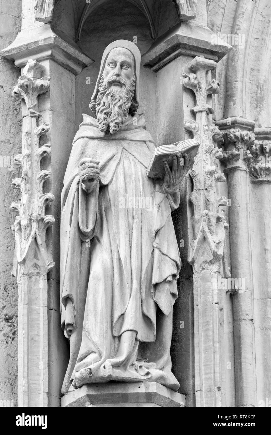 PALMA DE MALLORCA, SPANIEN - Januar 27, 2019: Die gotische Statue des Heiligen Antonius von Ägypten (eremiten) auf das Hauptportal der Kirche Iglesia de San Miguel von Stockfoto