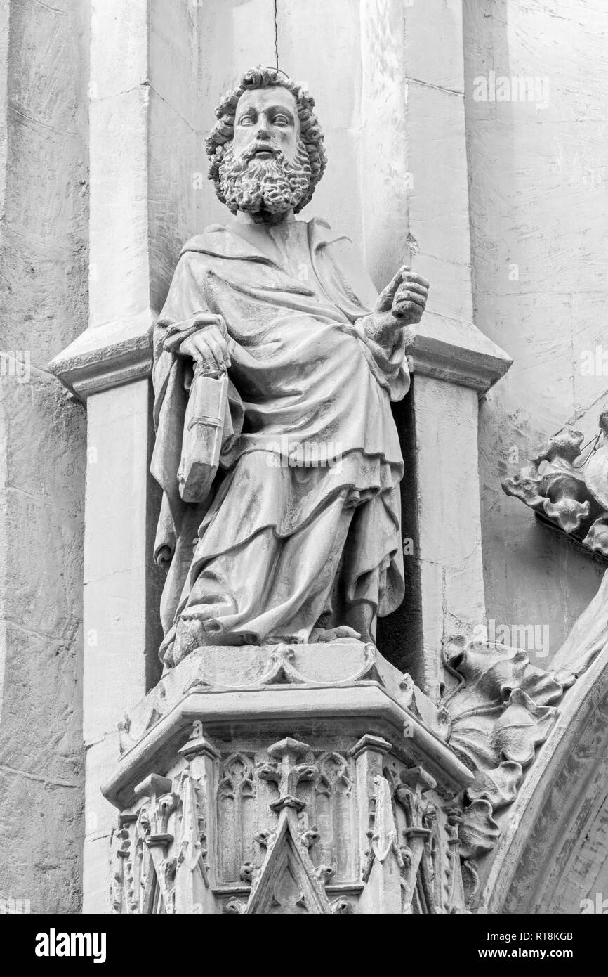 PALMA DE MALLORCA, SPANIEN - Januar 27, 2019: Die gotische Statue von St. Peter der Apostel auf das Hauptportal der Kirche Iglesia de San Miguel von Pere San Stockfoto