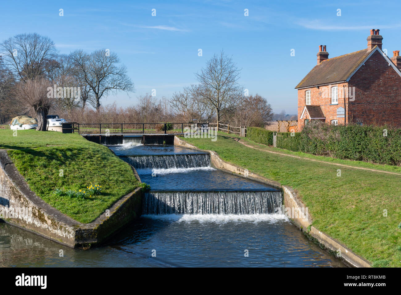 Papercourt Lock und lock keepers Cottage am malerischen Fluss Wey Navigation in Surrey, UK, an einem sonnigen Tag Stockfoto