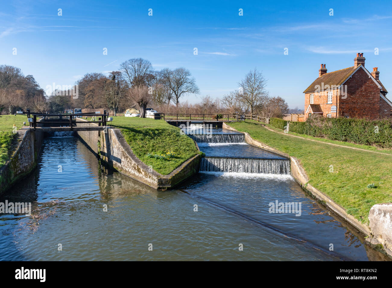 Papercourt Lock und lock keepers Cottage am malerischen Fluss Wey Navigation in Surrey, UK, an einem sonnigen Tag Stockfoto