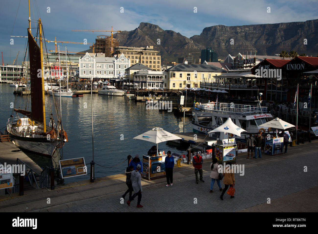 Touristen, Victoria & Alfred Viewfront, mit dem Tafelberg im Hintergrund, Kapstadt, Südafrika Stockfoto