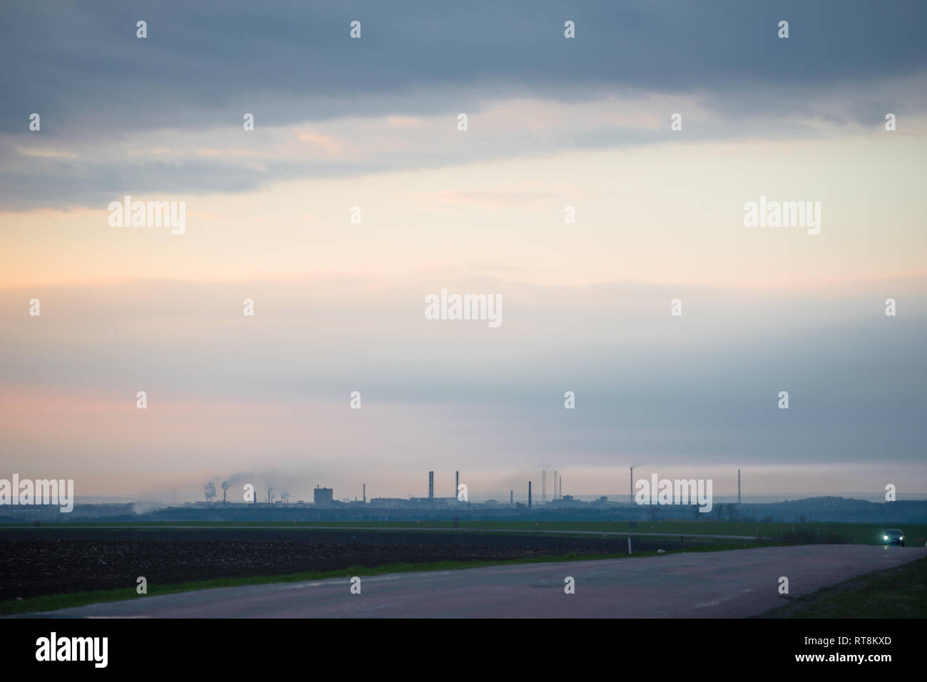 Blick auf die Stadt Sumy, Ukraine, mit smocking Rohre von chemischen Anlagen, Stockfoto