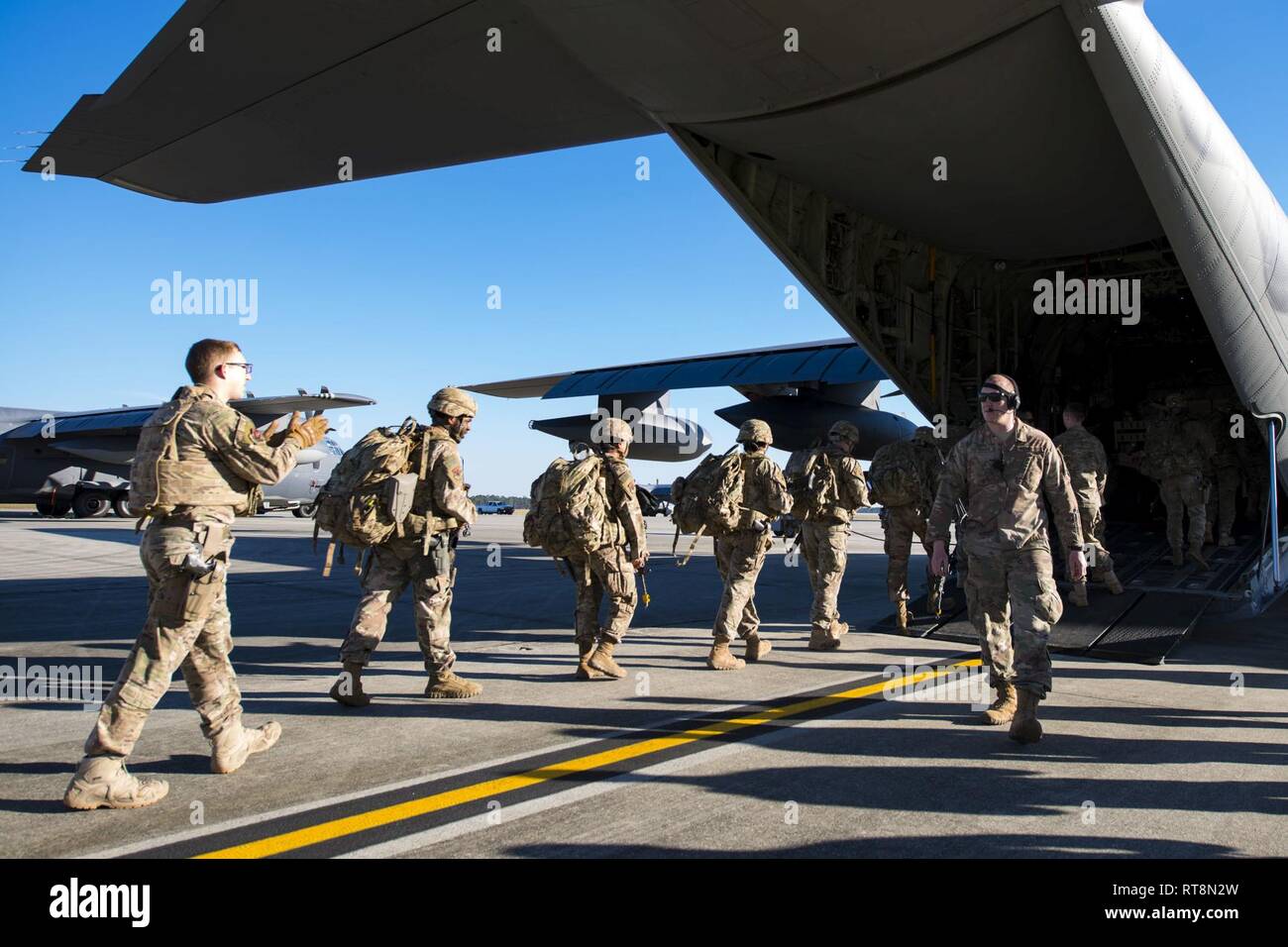 Flieger von der 823 d Base Defense Squadron (BDS) Board einen HC-130J Bekämpfung König II während Flugplatz Sicherheit Training, Jan. 28, 2019, bei Moody Air Force Base, Ga. Die Ausbildung in Richtung Zukunftssicherung 823 d's BDS adaptive Basis bereit, die auf die Verbesserung der Flieger Fähigkeiten zum effektiven und effizienten on-load Ausrüstung zusammen mit mehr als 30 voll ausgestattete Personal in einem Flugzeug, indem Flugplatz Sicherheit gefolgt Bestand ausgerichtet war. Stockfoto