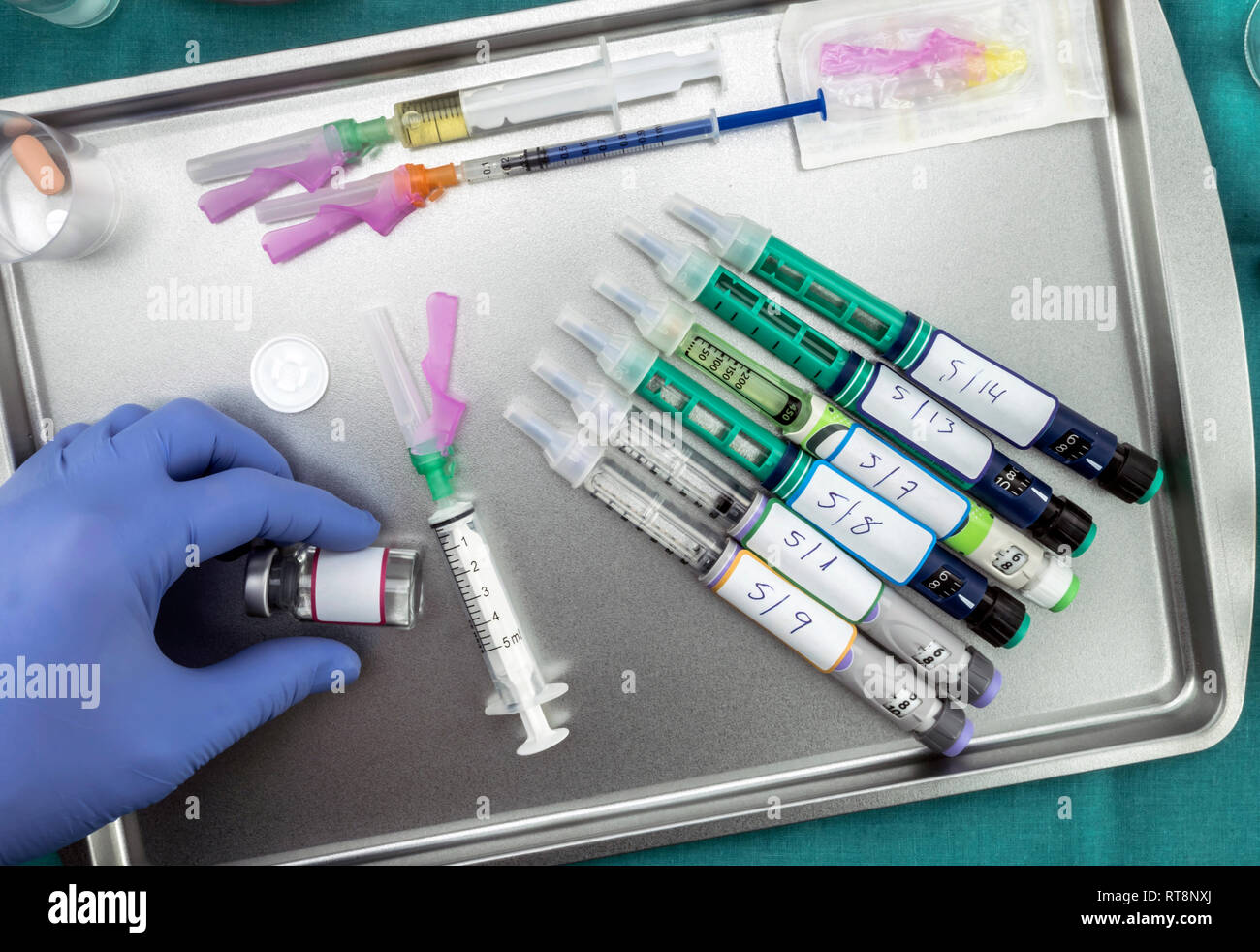 Spritzen von Insulin Medikamente neben Arzneimittelfläschchen im Krankenhaus vorbereitet, konzeptionelle Bild, horizontale Zusammensetzung Stockfoto