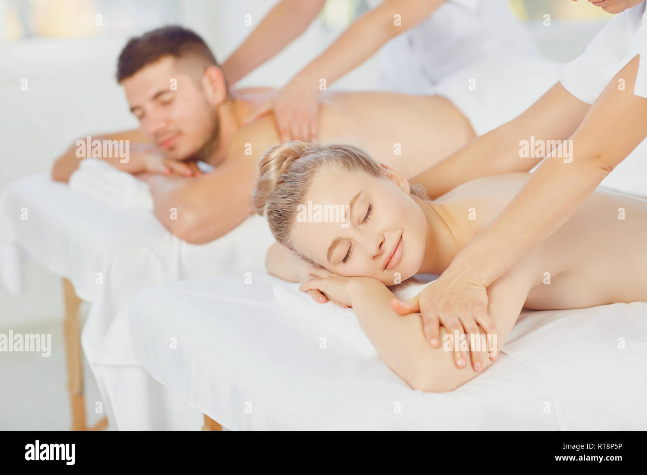 Paar beim Massage Körper im Spa Center Stockfoto