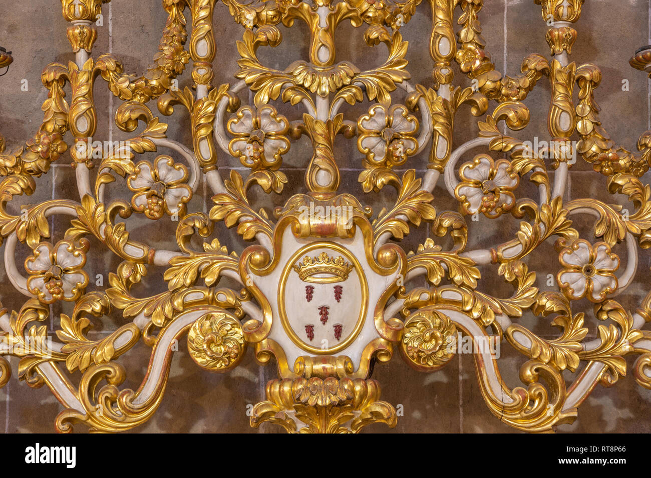 PALMA DE MALLORCA, SPANIEN - Januar 29, 2019: Das Detail barocker Leuchter in der Kirche Esglesia de la Inmaculada Concepcion. Stockfoto