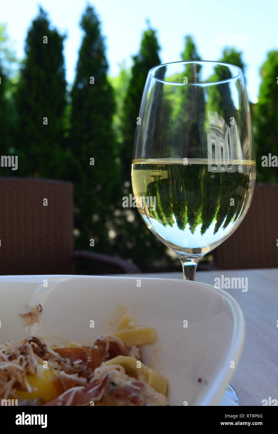 Ein Glas Weißwein im mediterranen Hintergrund Stockfoto