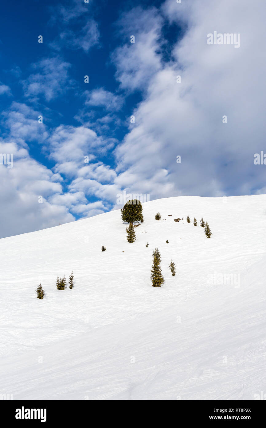 Winterlandschaft mit blauem Himmel und verträumt Wolkenbildung, Skigebiet, Tirol, Österreich Stockfoto