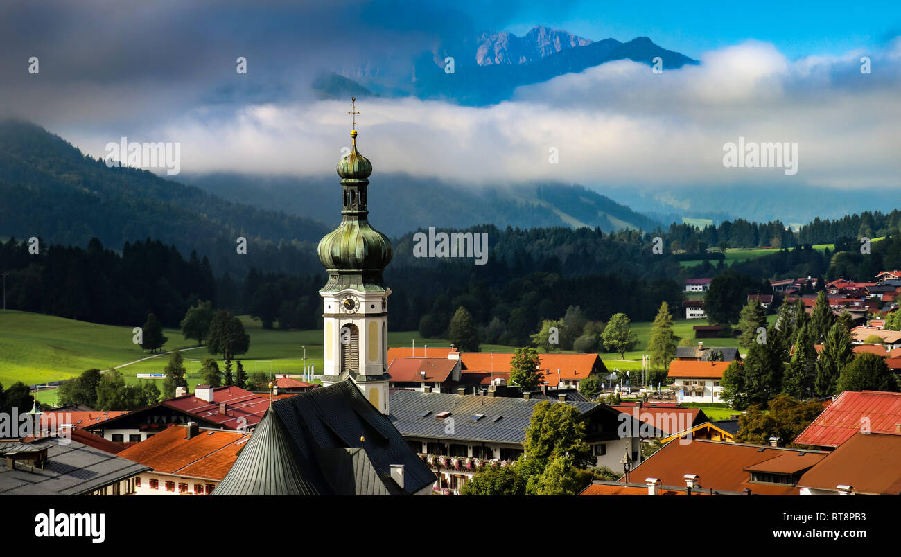 Kirche in winzigen Bergdorf, Reisen Bayern Reit im Winkl Chiemgau Stockfoto