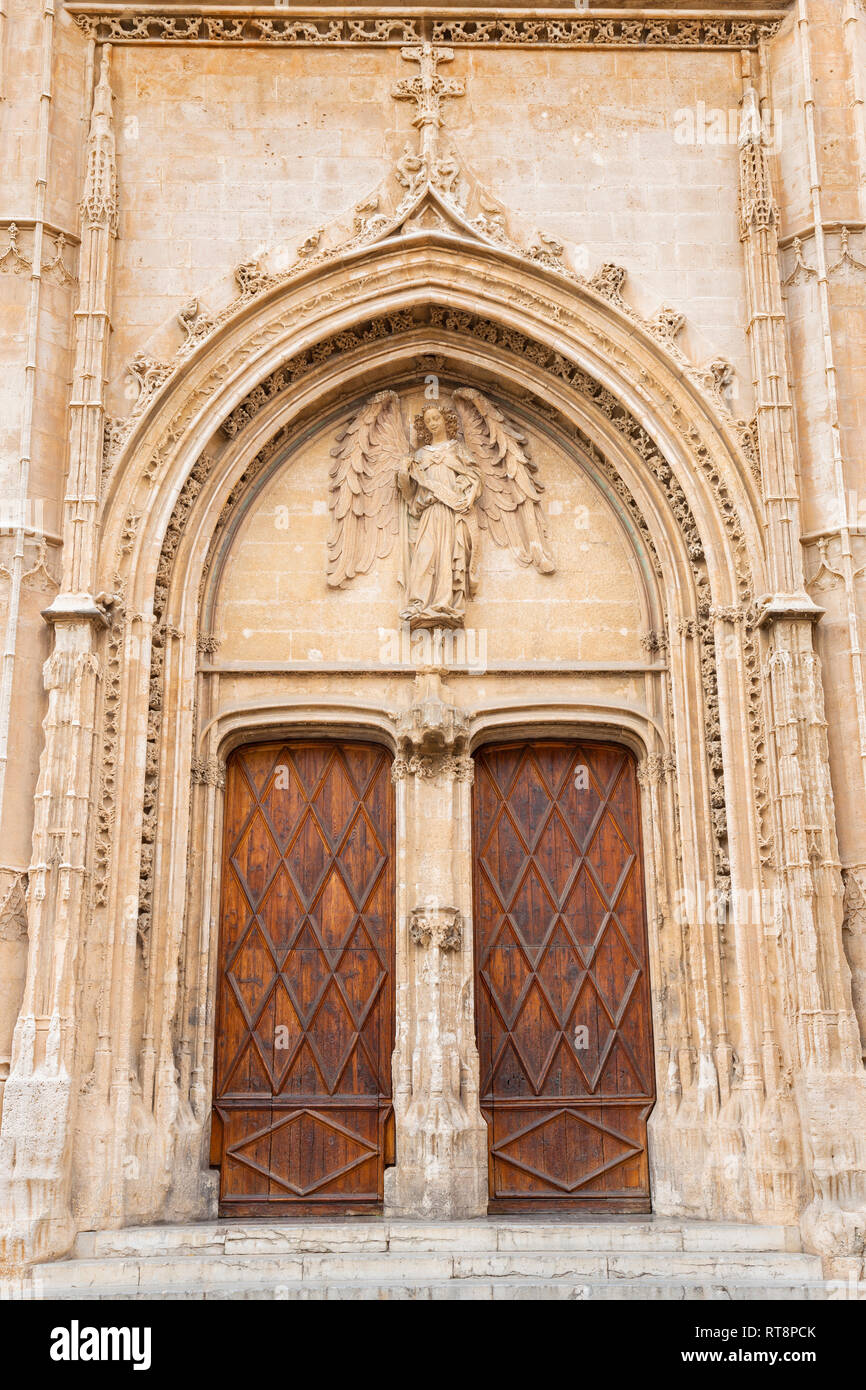 PALMA DE MALLORCA, SPANIEN - Januar 29, 2019: Das Portal La Lonja Palast gebaut von Guillem Sagrera (1420 - 1452) mit dem Guardian Angel Statue Stockfoto