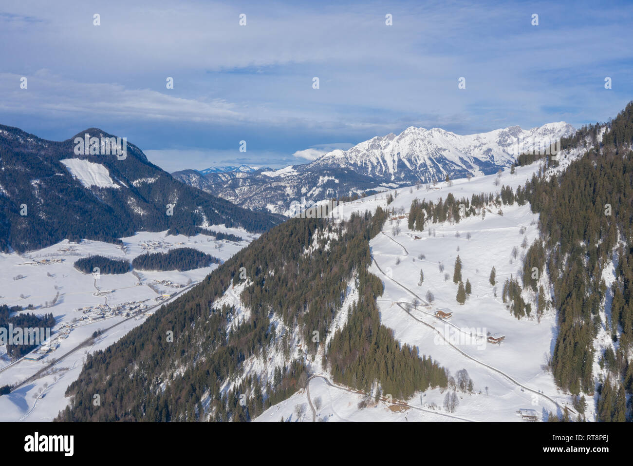Schöne Antenne drone Panorama der Berge, Hütten und Dörfer in kalten Wintertag. Stockfoto