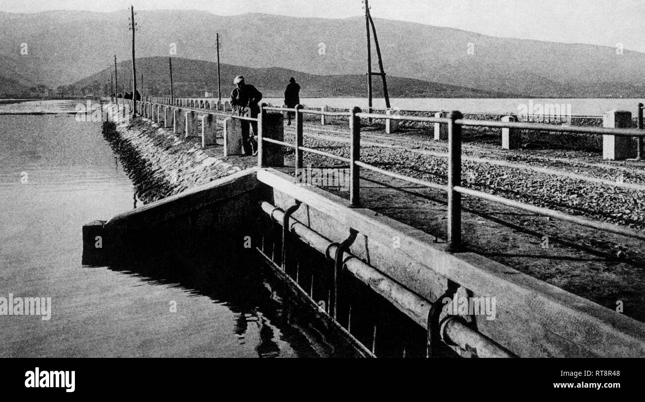 Dam, Laguna di Orbetello Orbetello, Toskana, Italien 1920 1930 Stockfoto