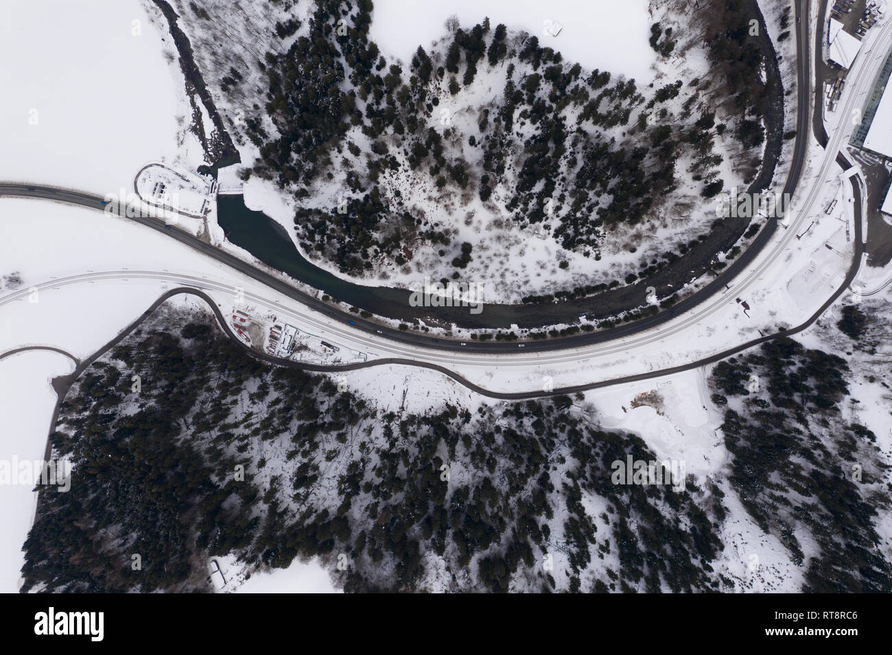 Luftaufnahme der Winter Berge, den Fluss und die Autobahn bei Tag Stockfoto